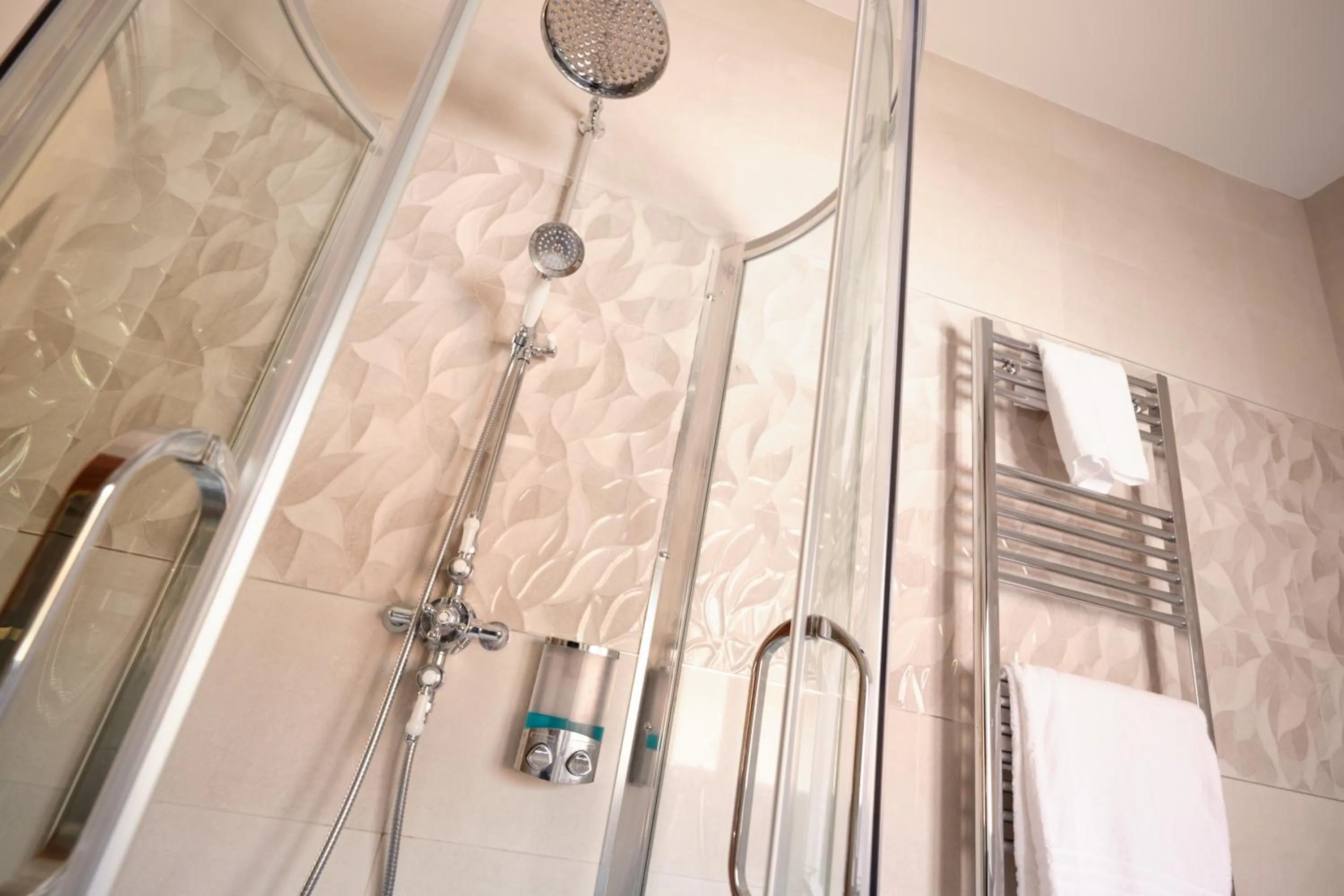 Shower in Kings Park Hotel