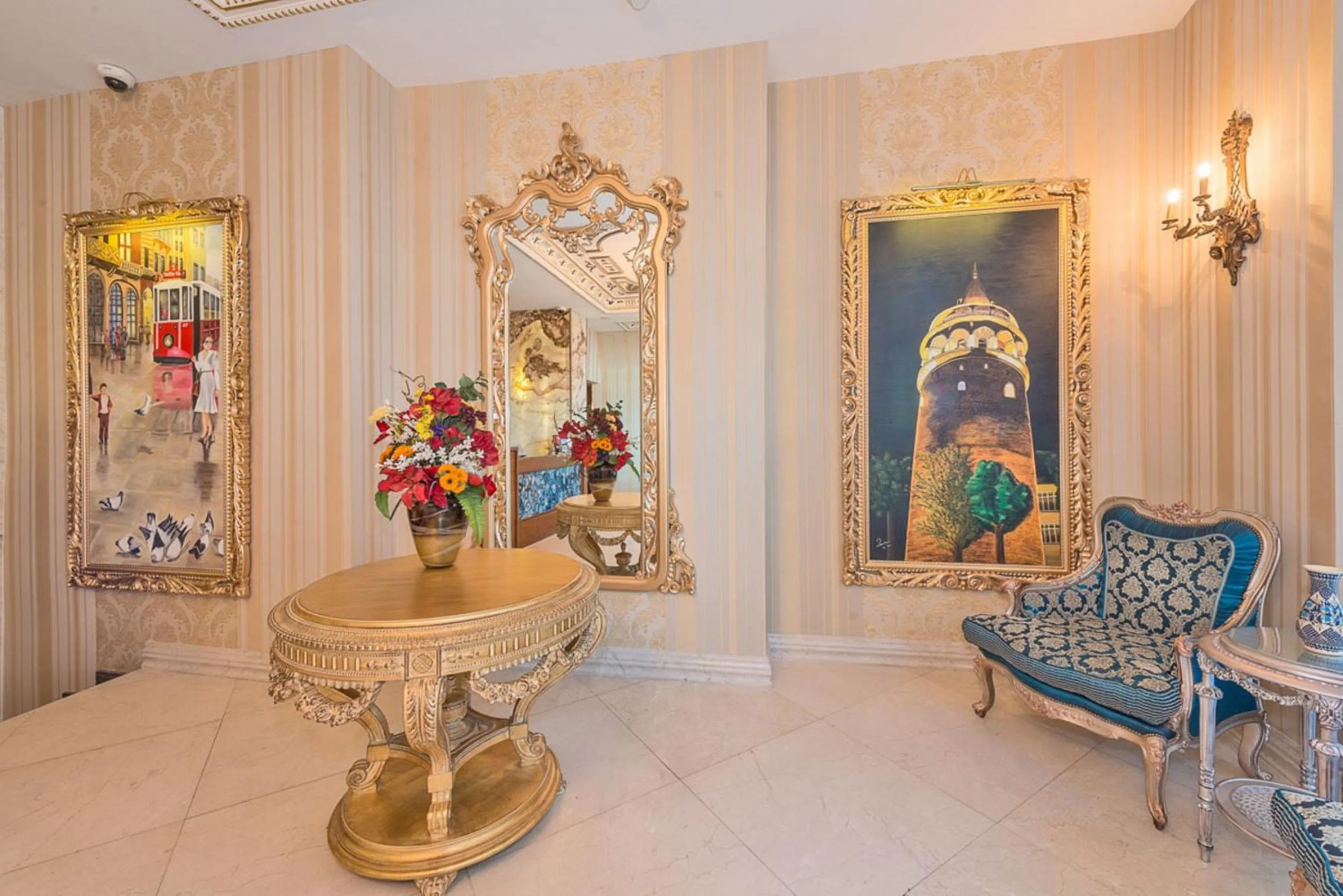 Communal lounge/ TV room in Hotel The Pera Hill