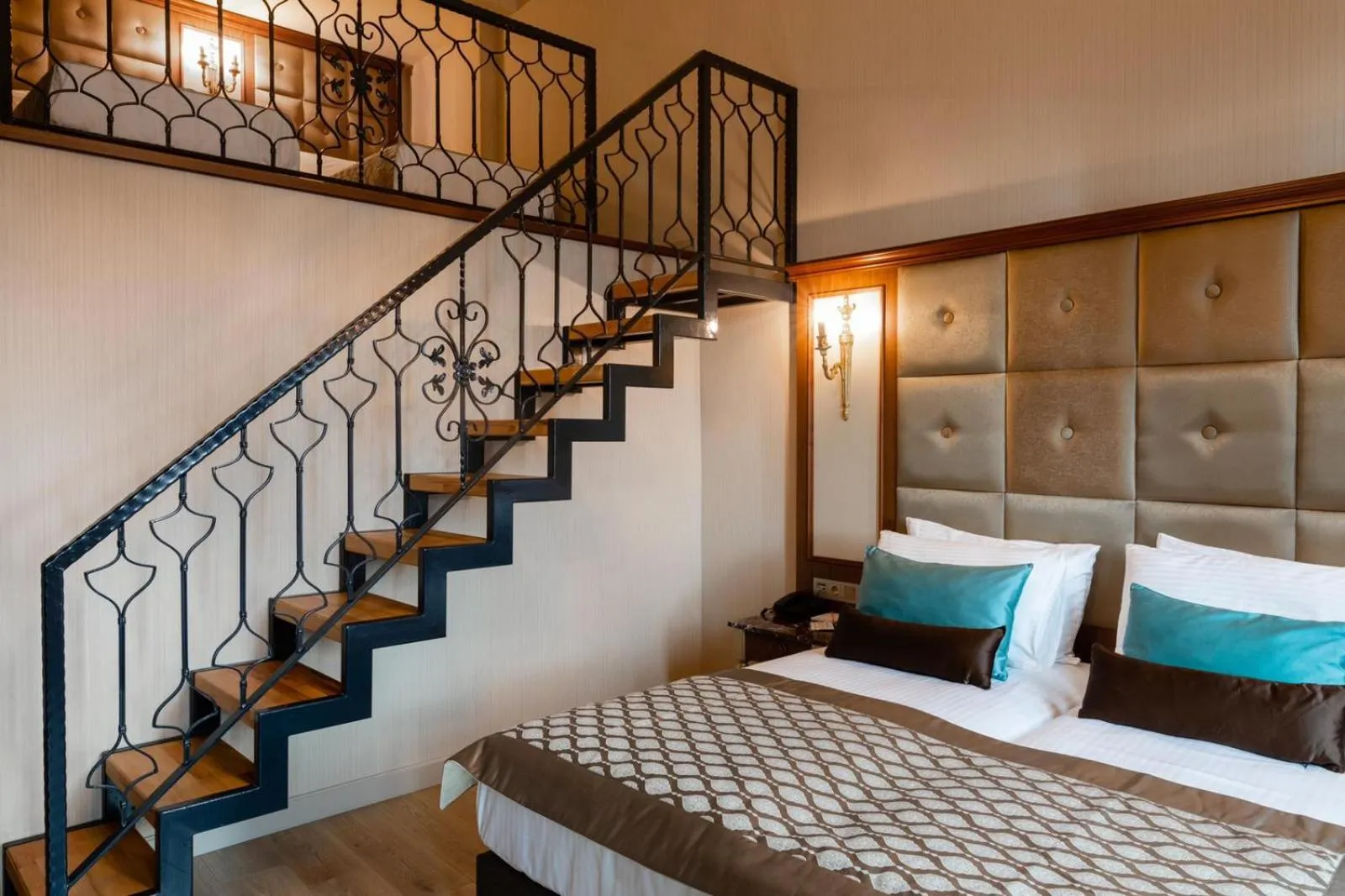 Living room, Bed in Hotel The Pera Hill