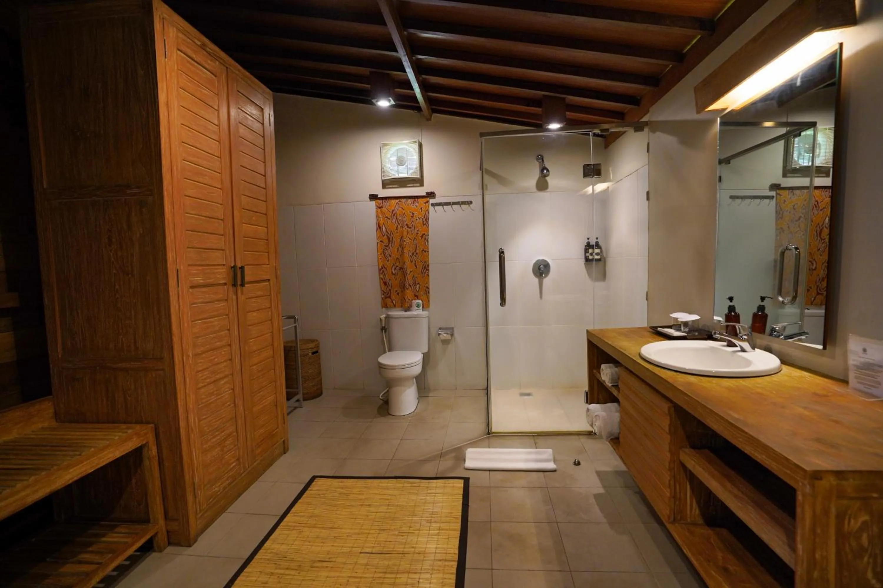 Shower in Pertiwi Bisma 1