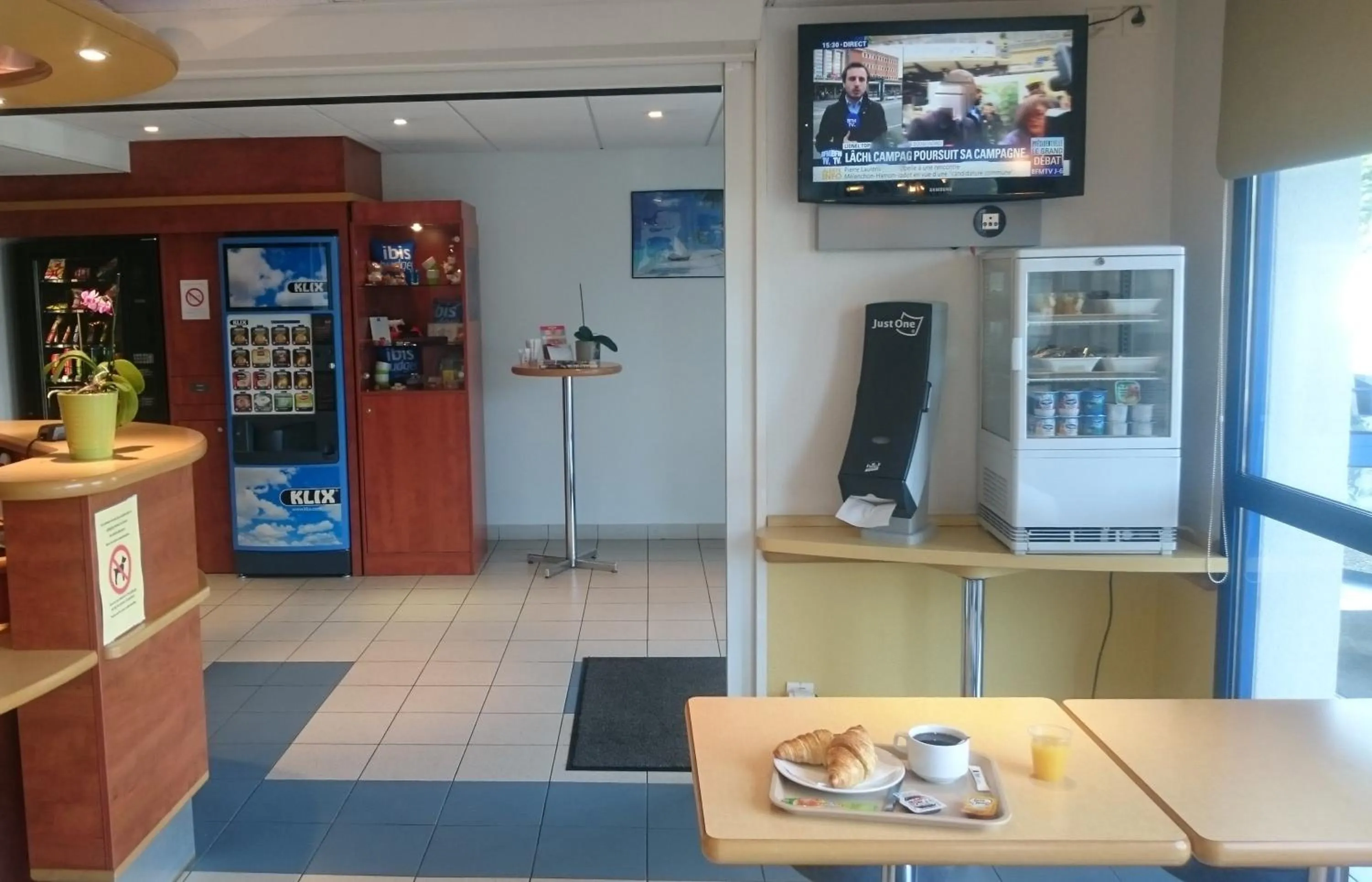 Communal lounge/ TV room in Ibis budget Orléans Sud Comet