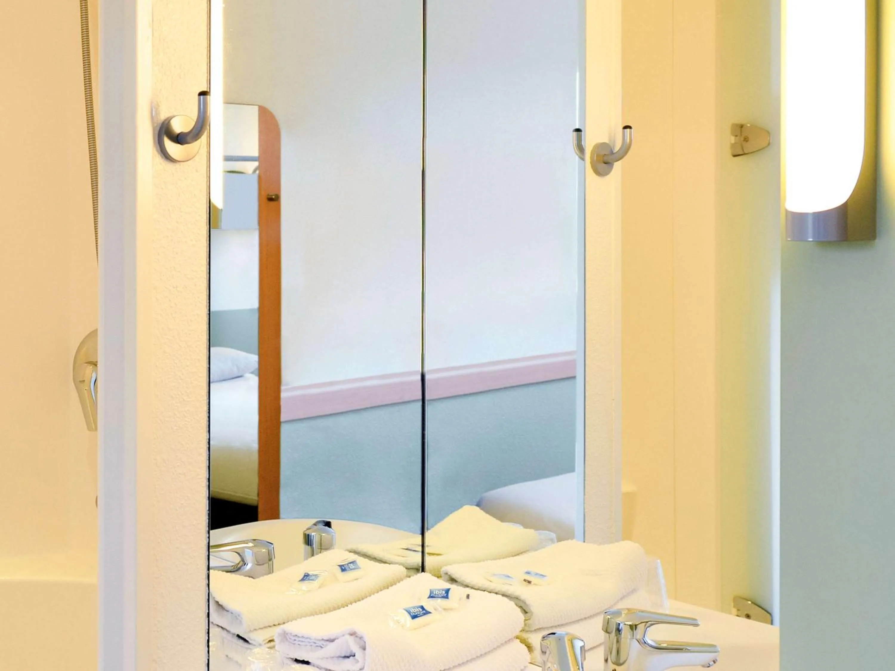 Photo of the whole room, Bed in Ibis budget Orléans Sud Comet