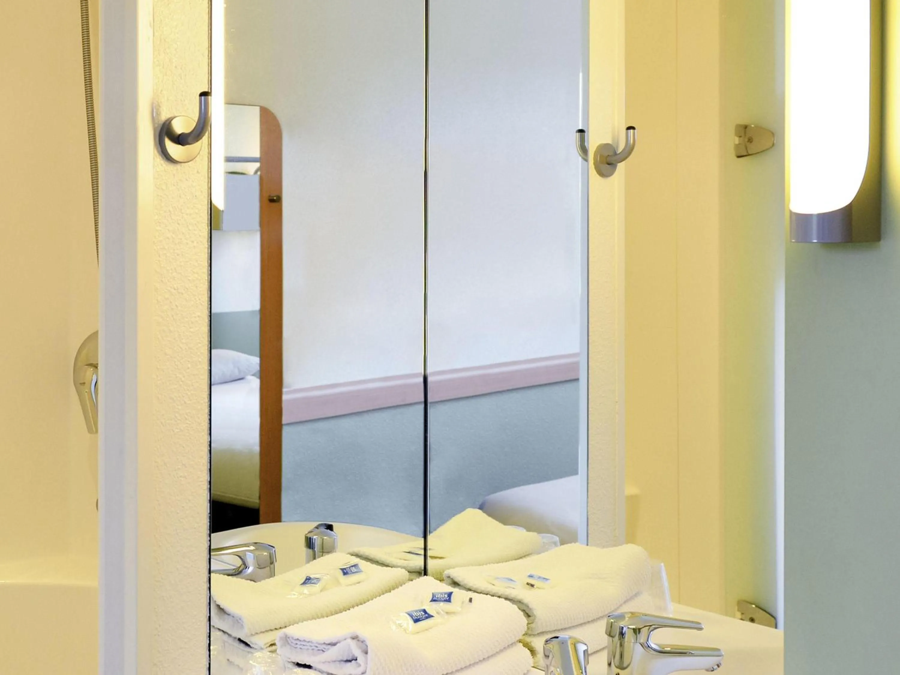 Property building, Bed in Ibis budget Orléans Sud Comet