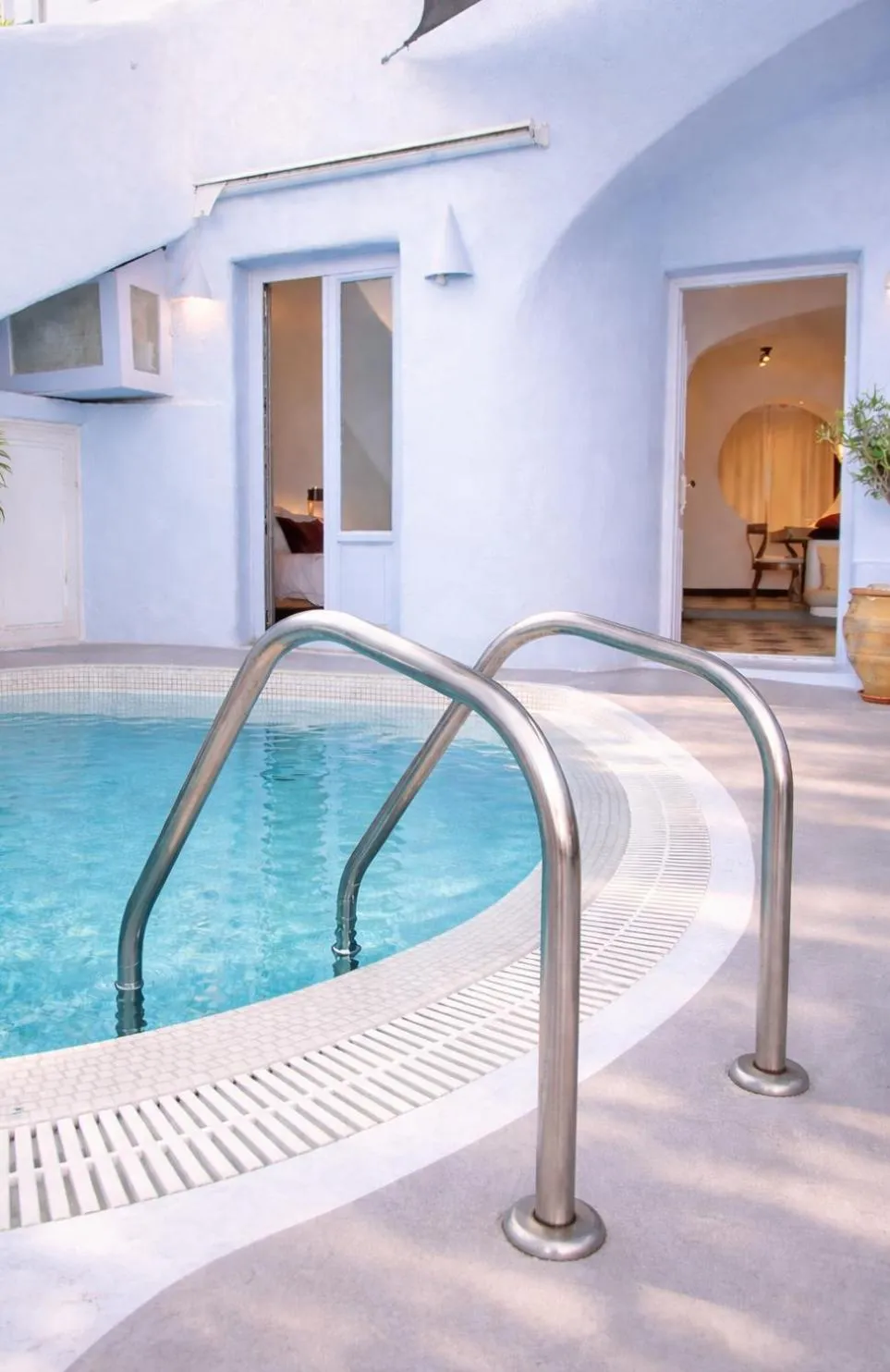 Swimming pool in Ikastikies Suites