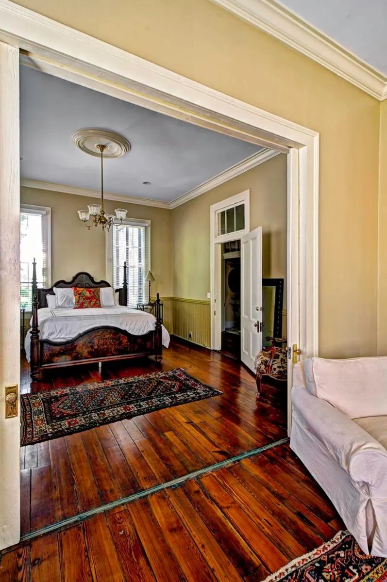 Bed in Fort Conde Inn - Mobile