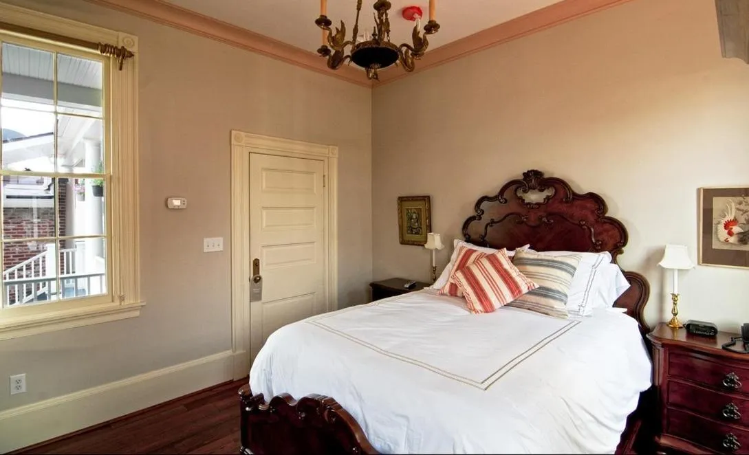 Bed in Fort Conde Inn - Mobile