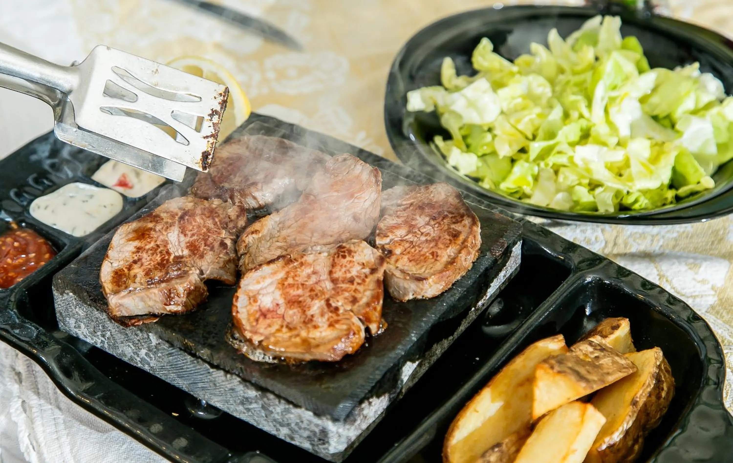 Restaurant/places to eat in International Bucharest City Centre Hotel