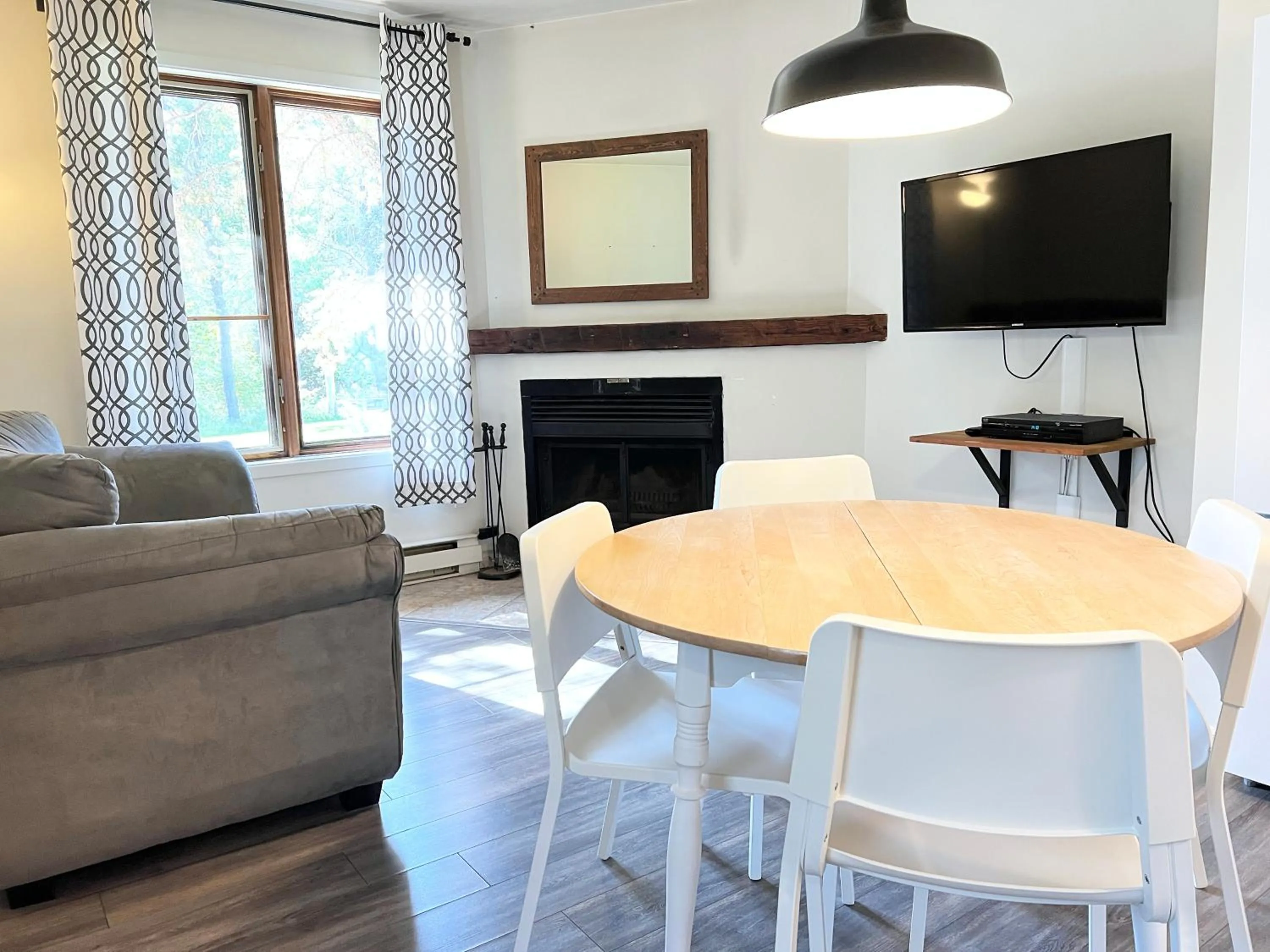 Communal lounge/ TV room in Chalets Montmorency Mont-Sainte-Anne