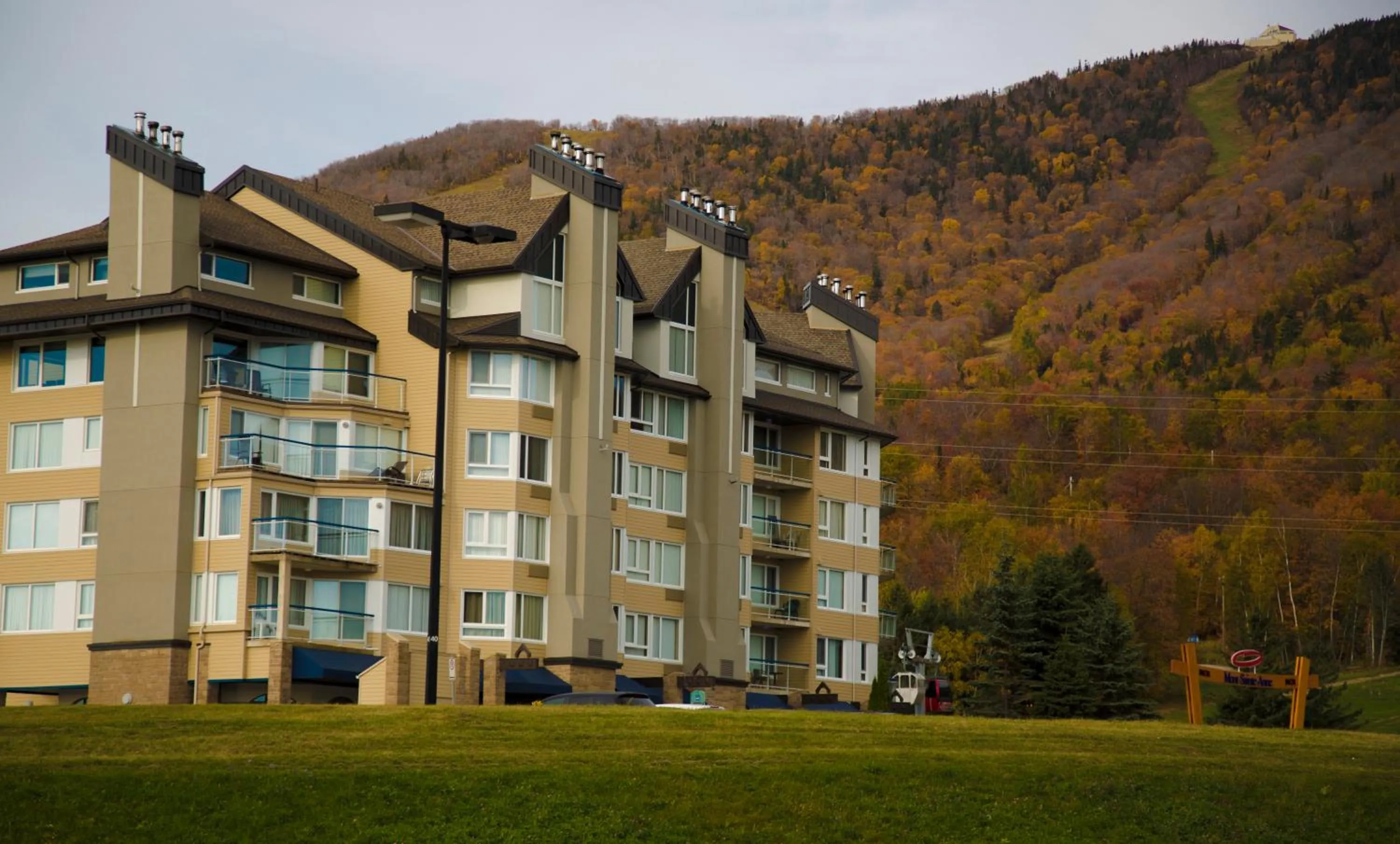 Facade/entrance in Chalets Montmorency Mont-Sainte-Anne