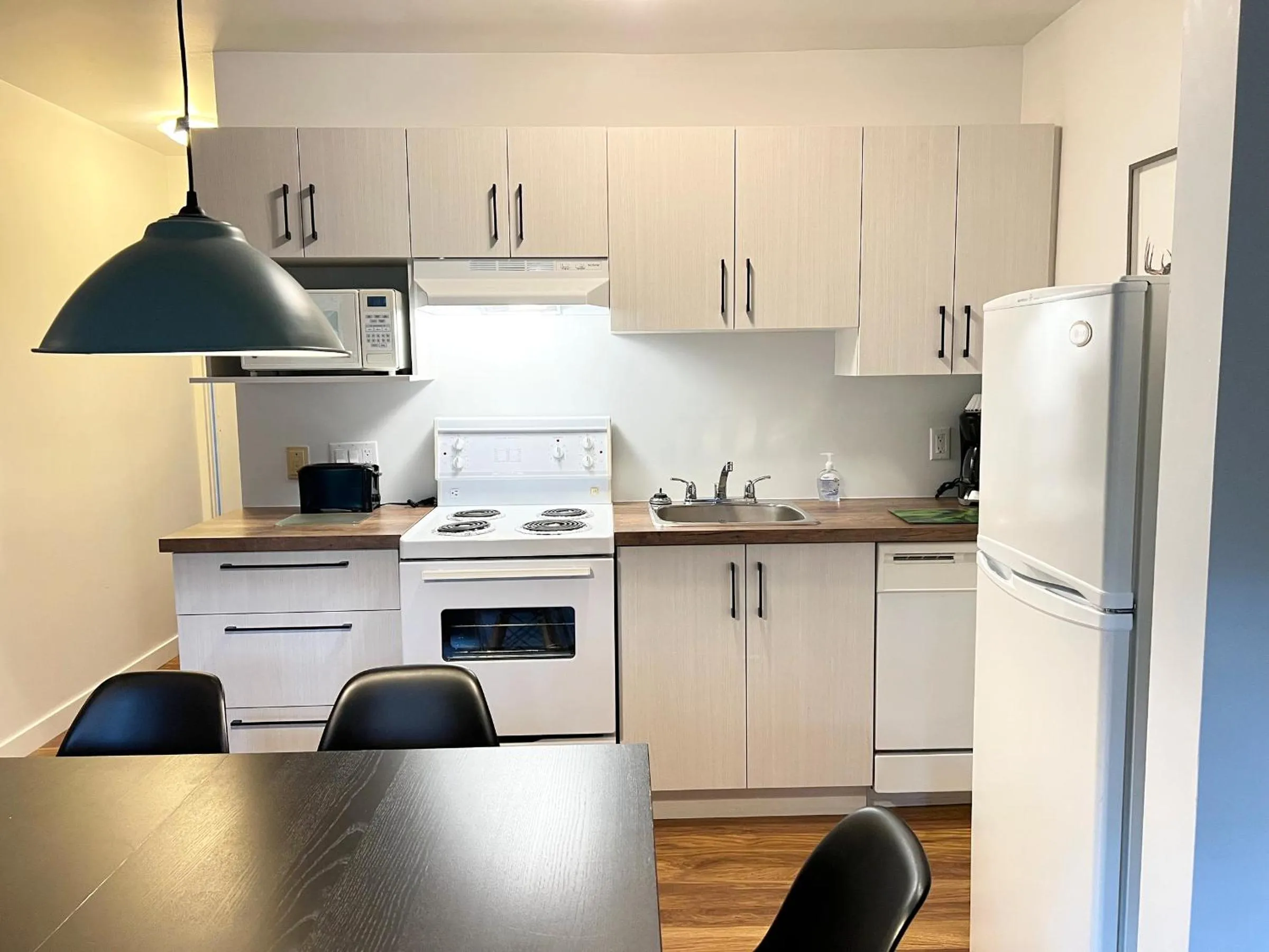 Kitchen or kitchenette in Chalets Montmorency Mont-Sainte-Anne