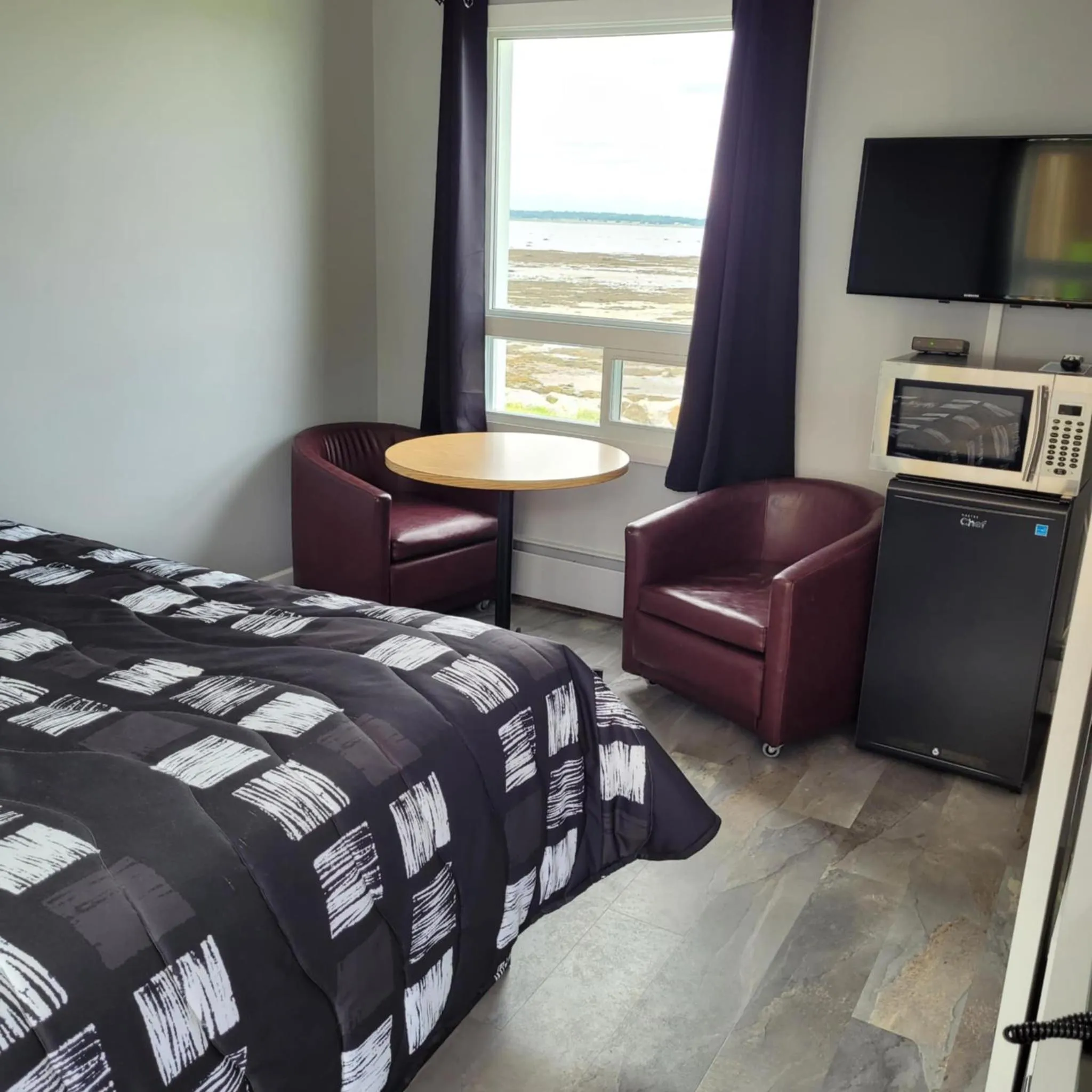 TV and multimedia, Bed in Motel Rimouski