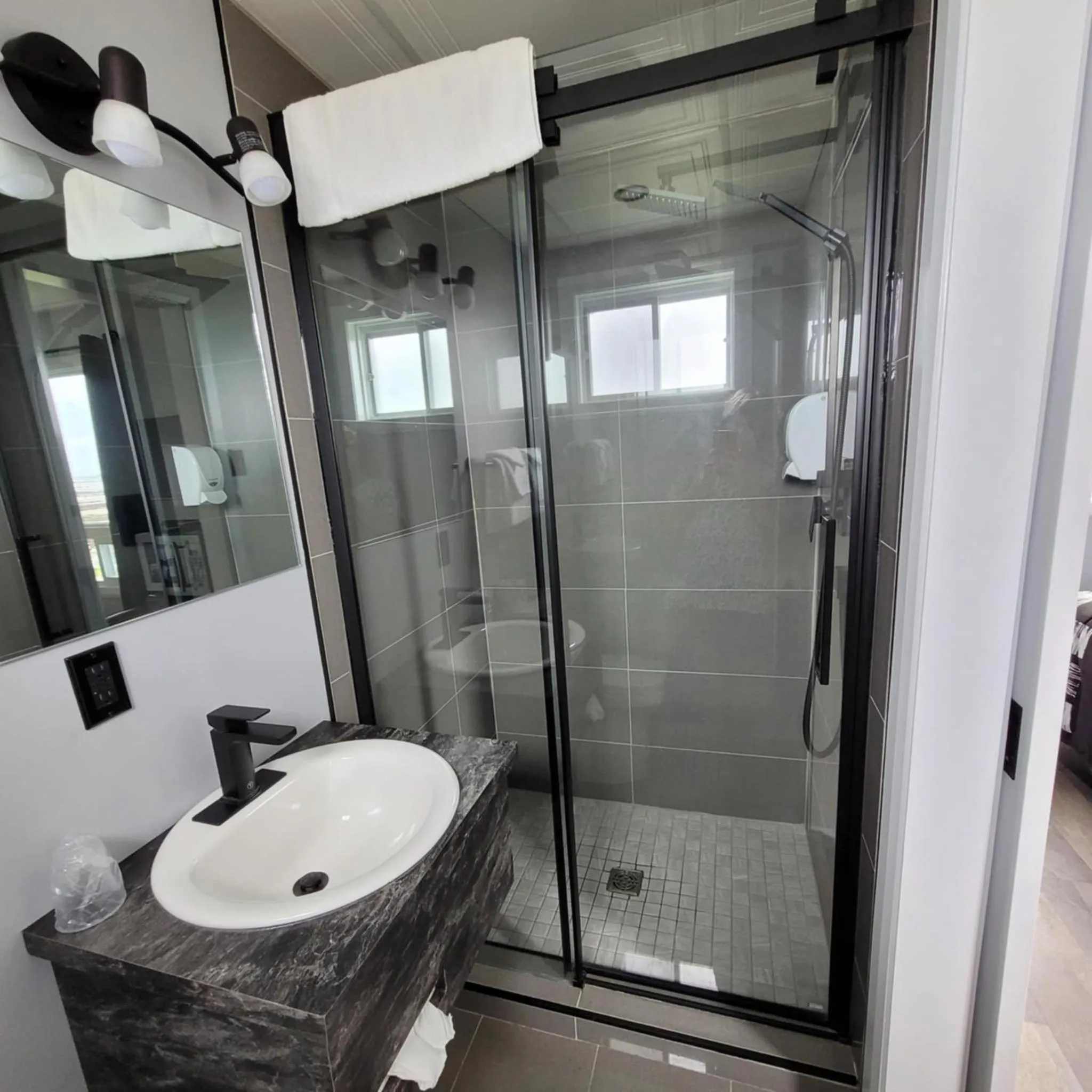 Shower in Motel Rimouski