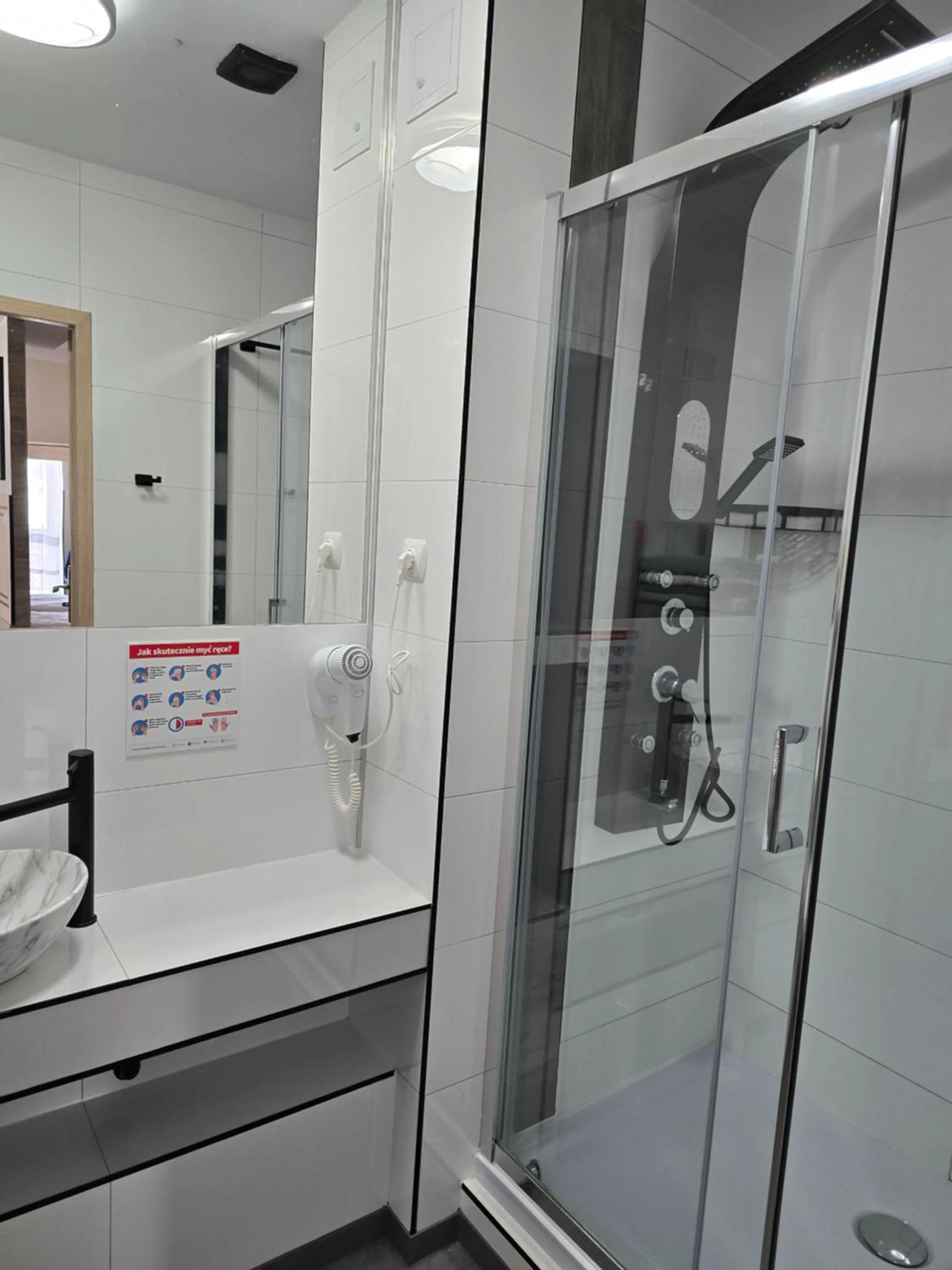 Shower in Eldom-NOCLEGI, Kolejowa 15 Wągrowiec