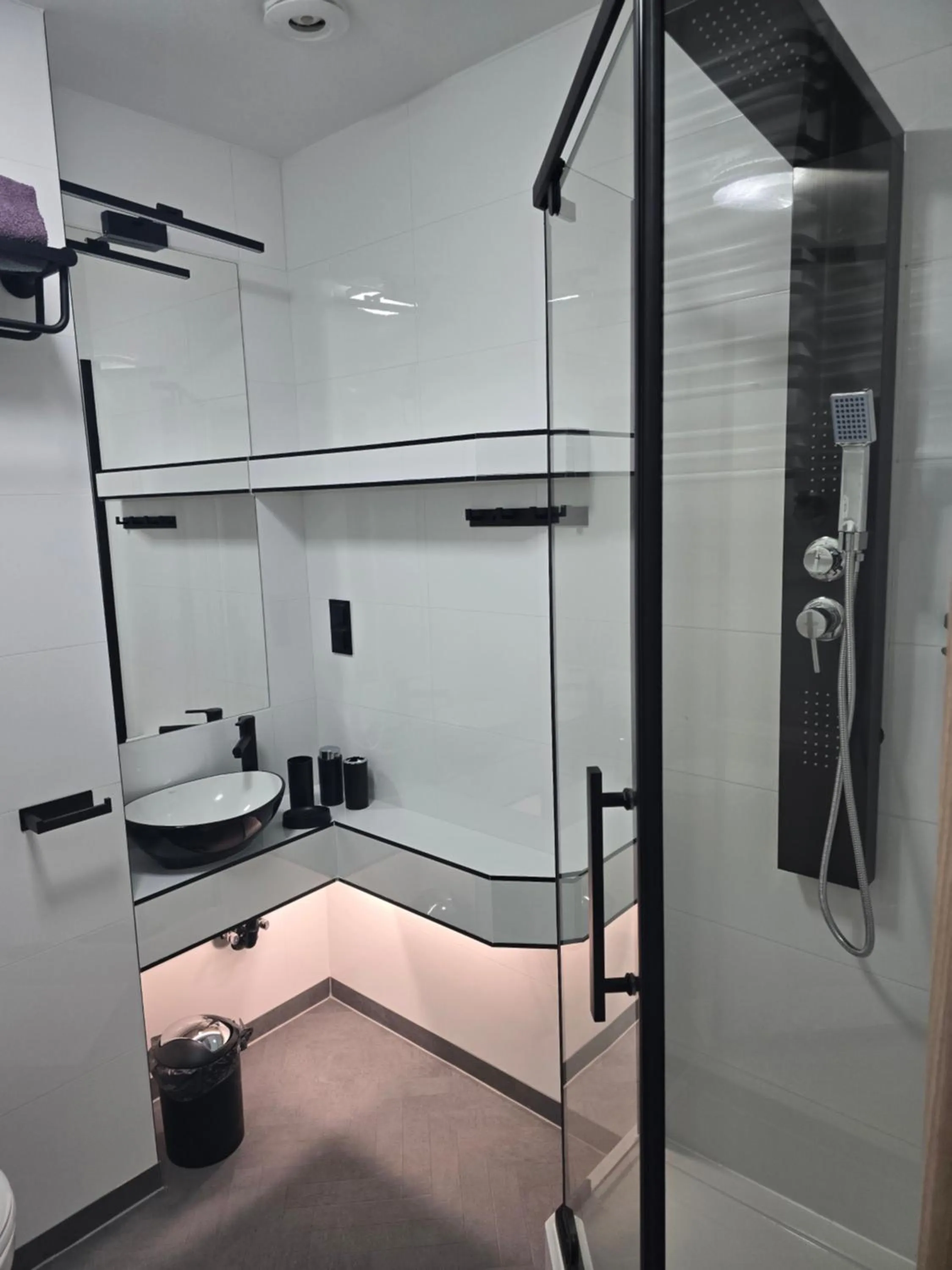 Shower in Eldom-NOCLEGI, Kolejowa 15 Wągrowiec