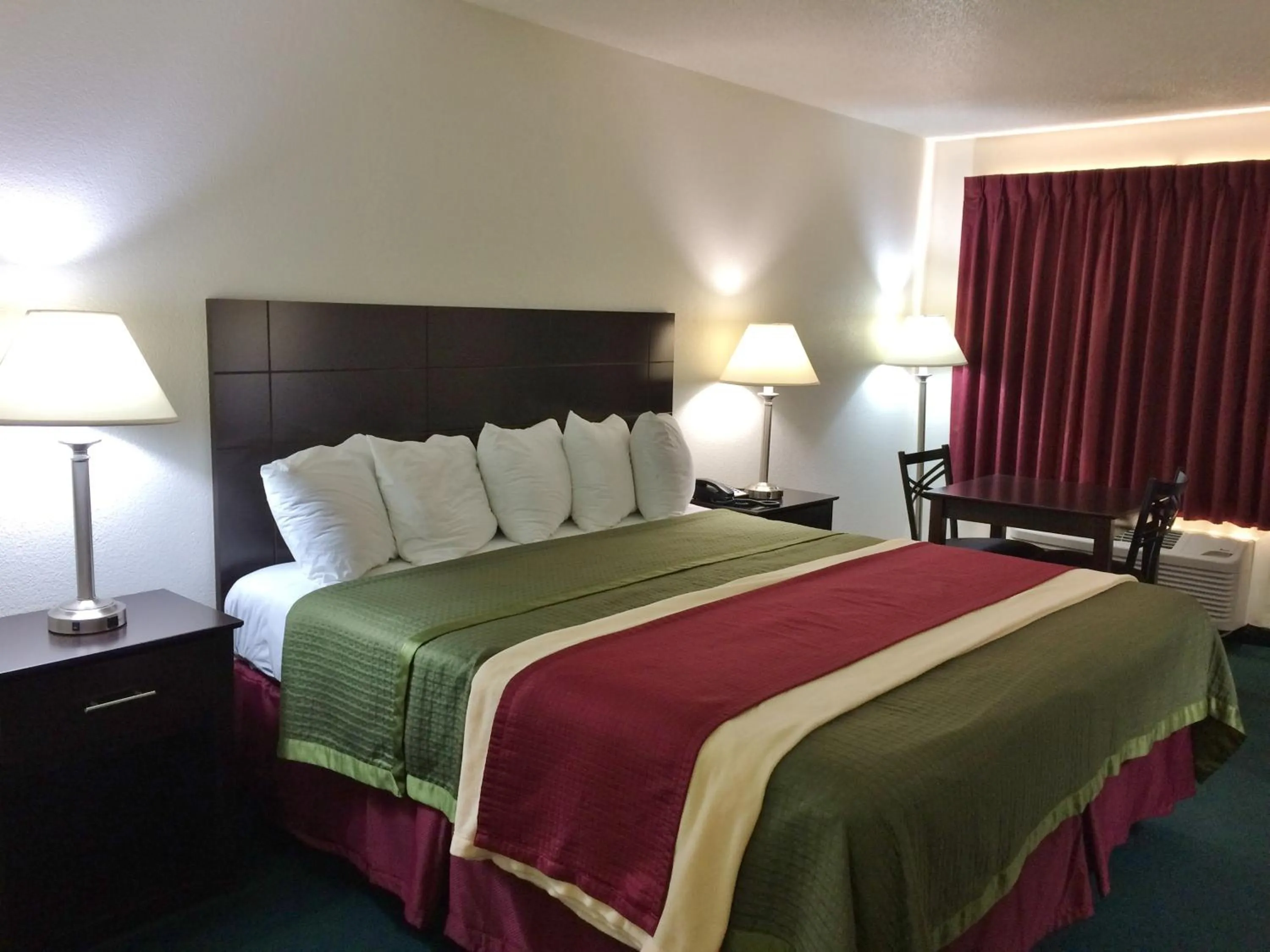 Bed in Travel Inn & Suites