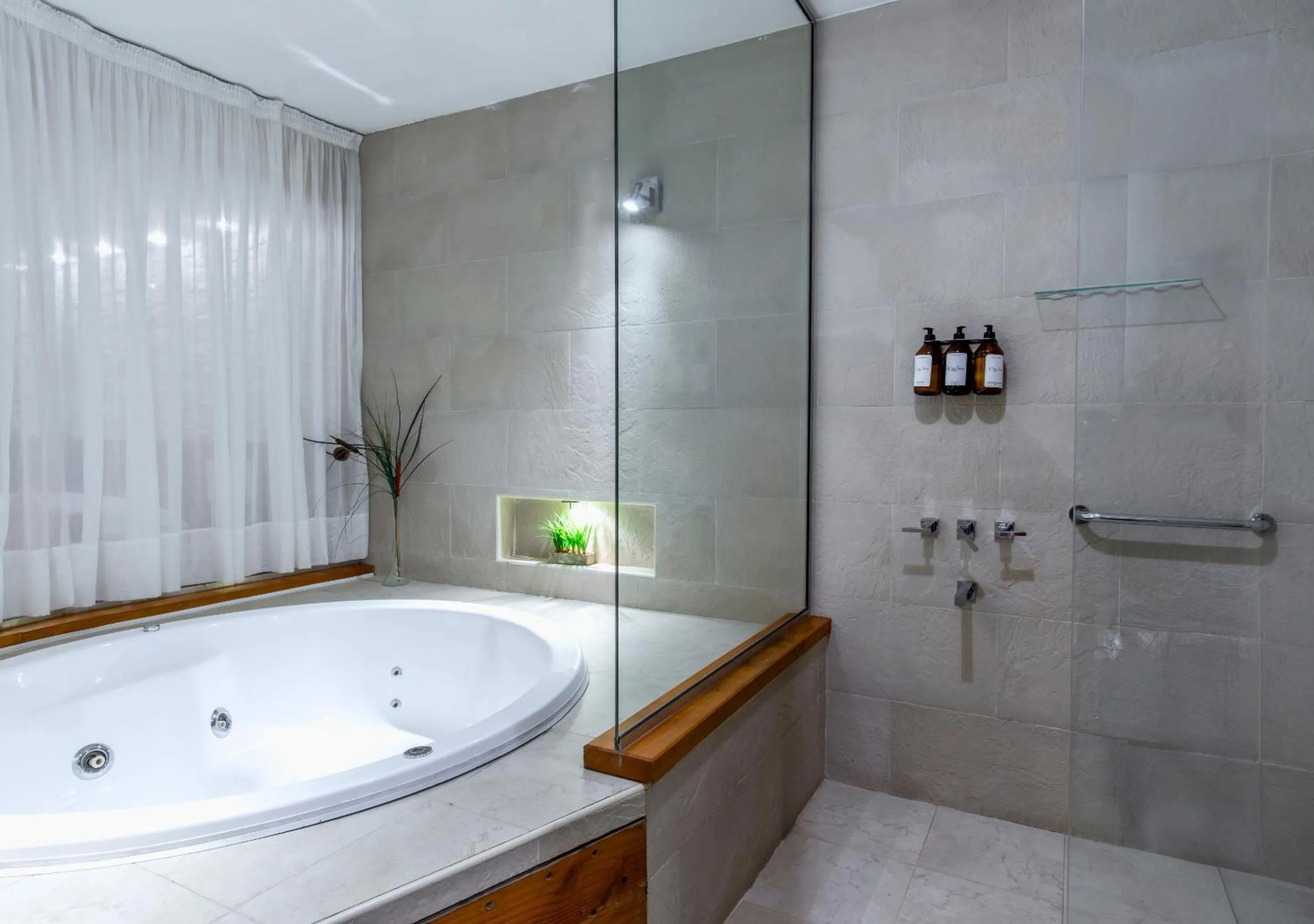 Hot Tub in Costa Serena Aparts & Spa