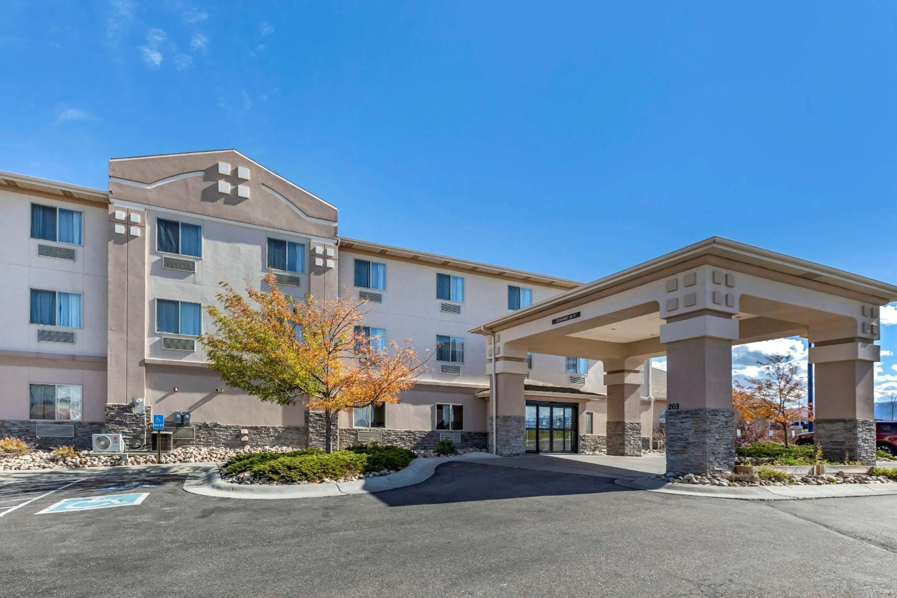 Property building in Comfort Inn Evansville-Casper