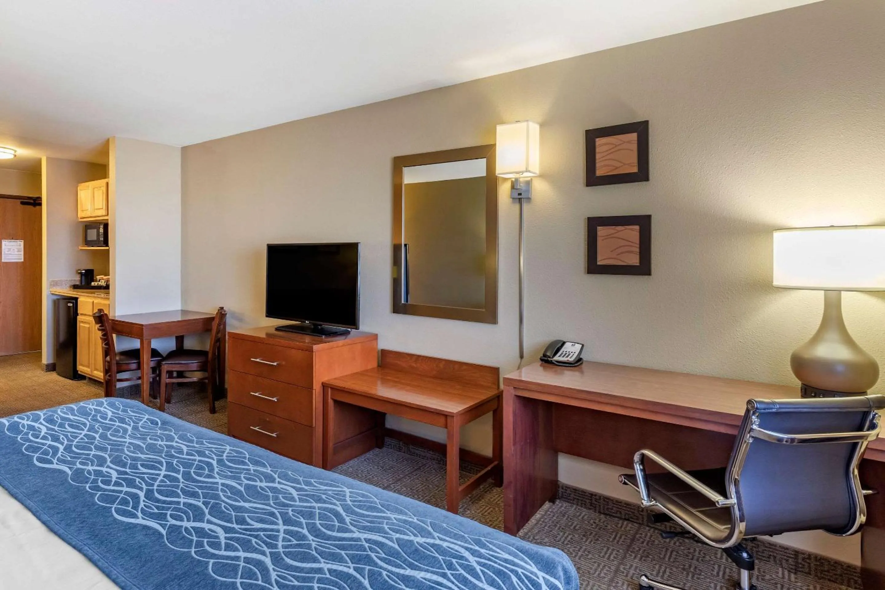 Photo of the whole room, Bed in Comfort Inn Evansville-Casper