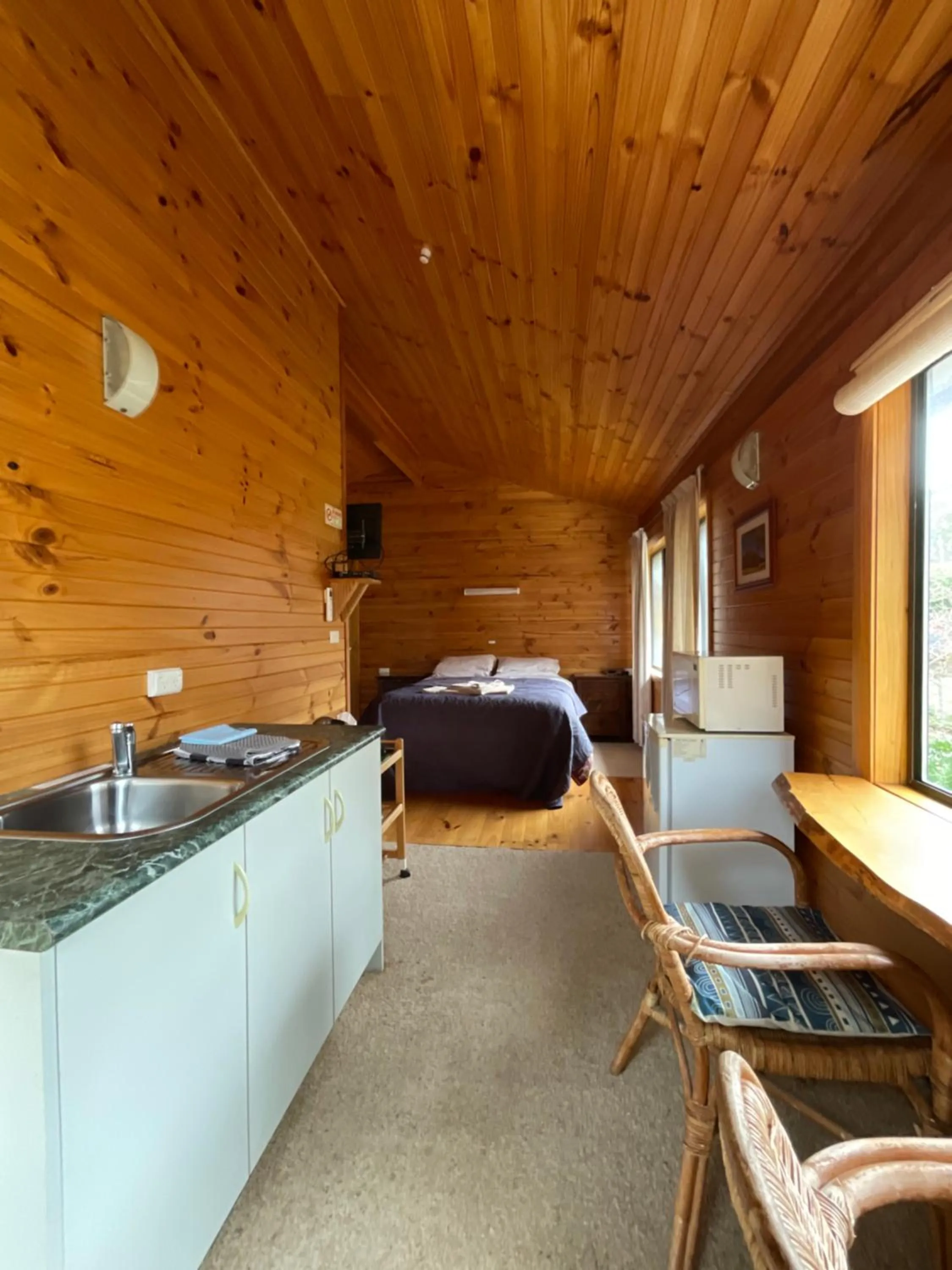 Kitchen or kitchenette, Bed in Silver Ridge Retreat