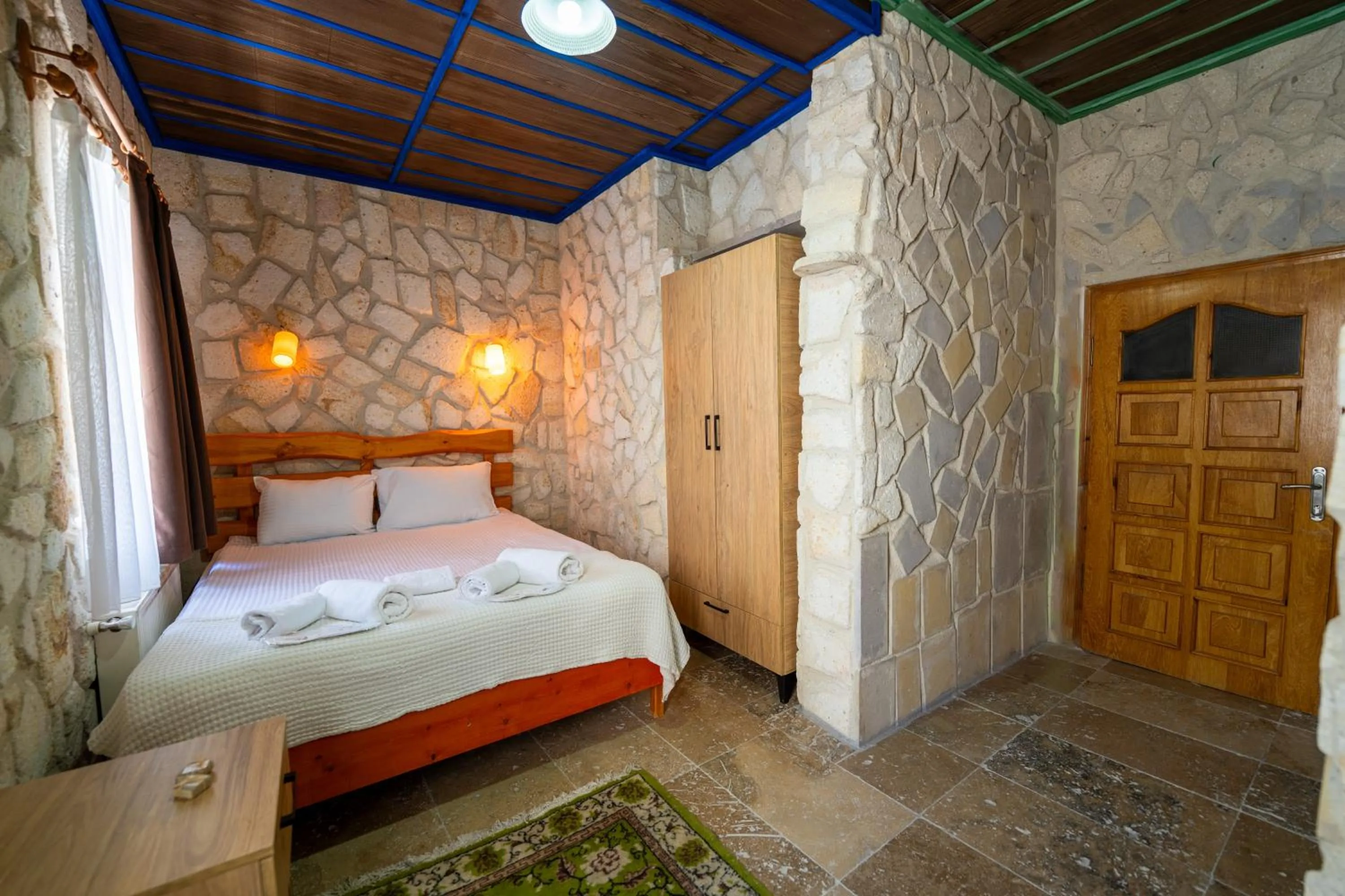 Shower, Bed in hotels crazy horse