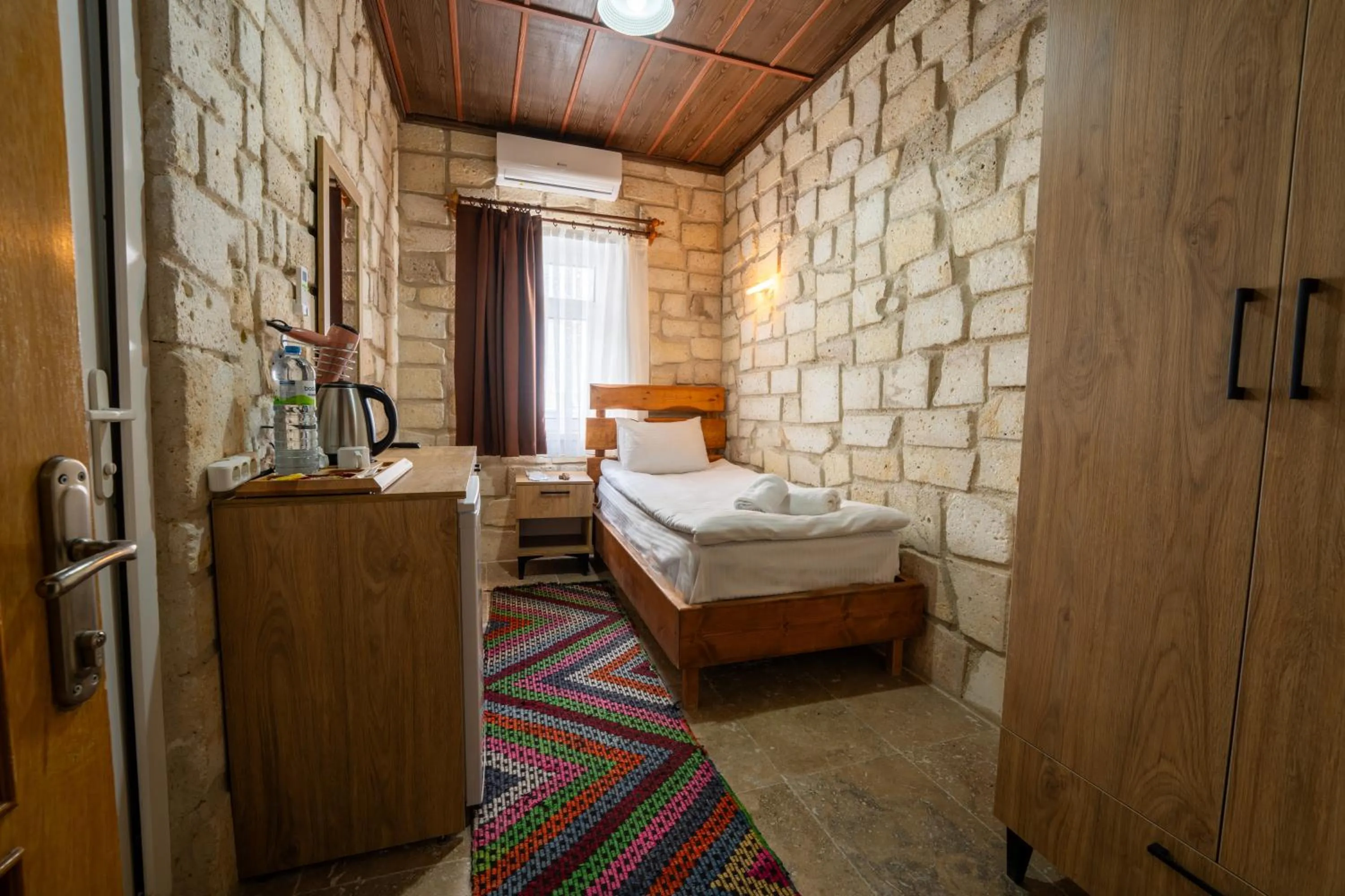 Shower, Bed in hotels crazy horse