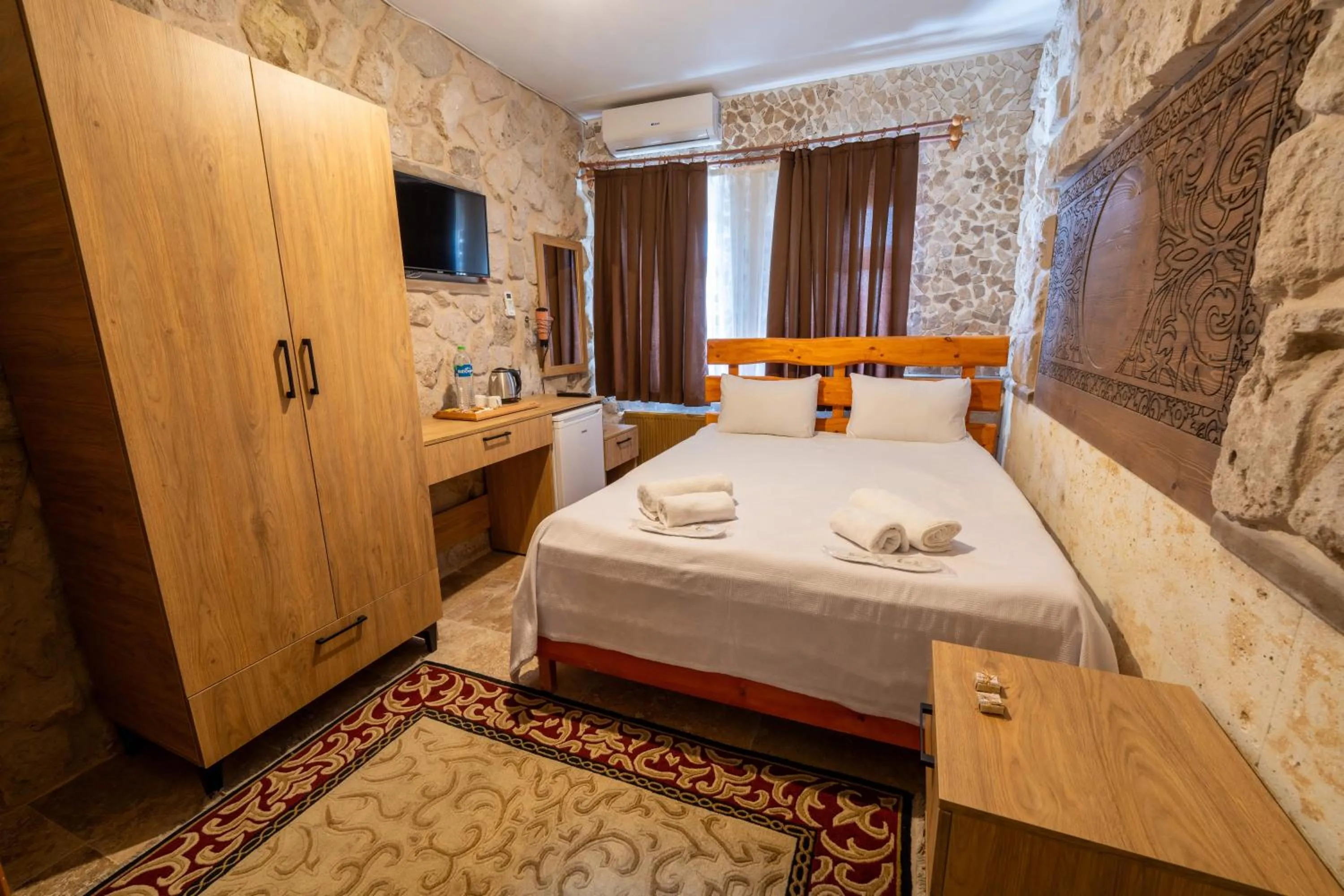 Bedroom, Bed in hotels crazy horse