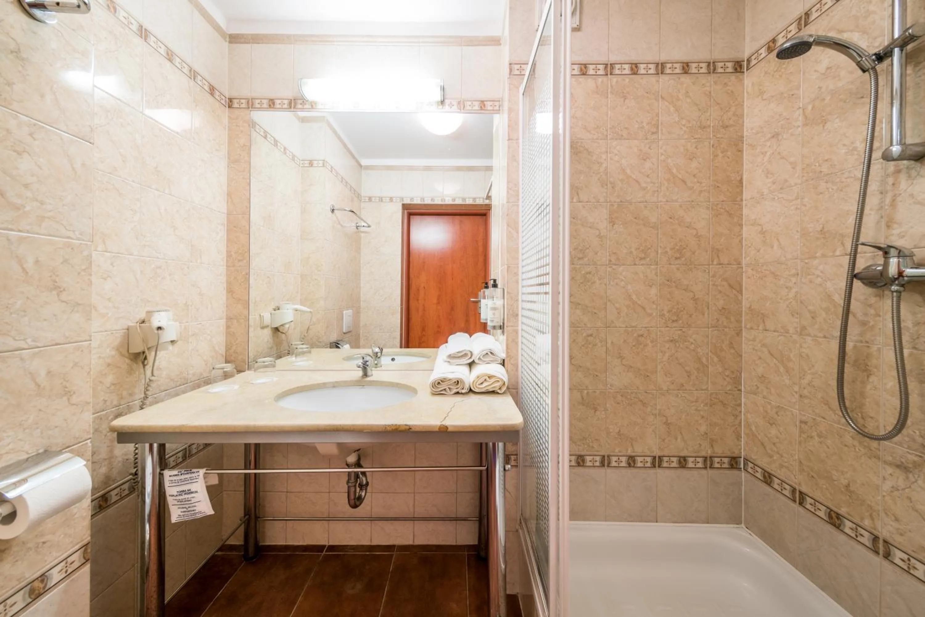 Toilet in Hotel Europejski Wrocław Centrum