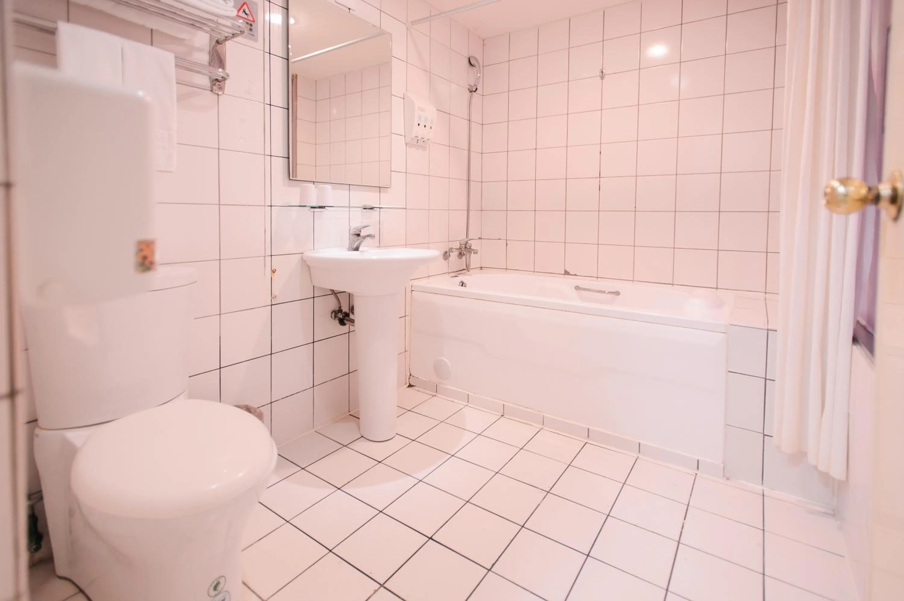 Shower in i-Deal Hotel