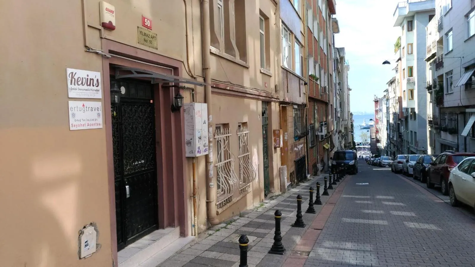 Facade/entrance in Kevin's Hostel