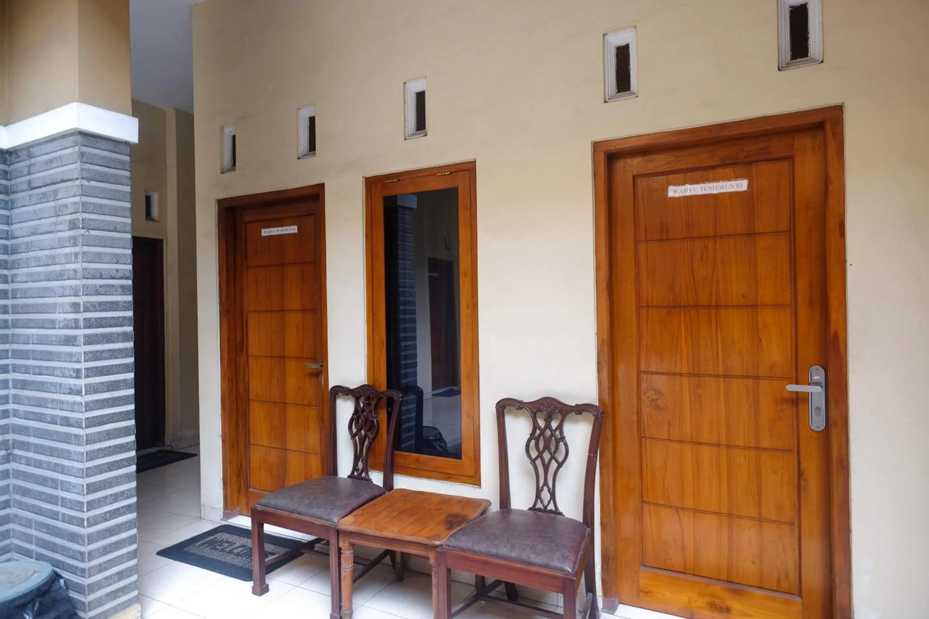 Seating area in Urbanview Syariah Wisma Wongso Borobudur