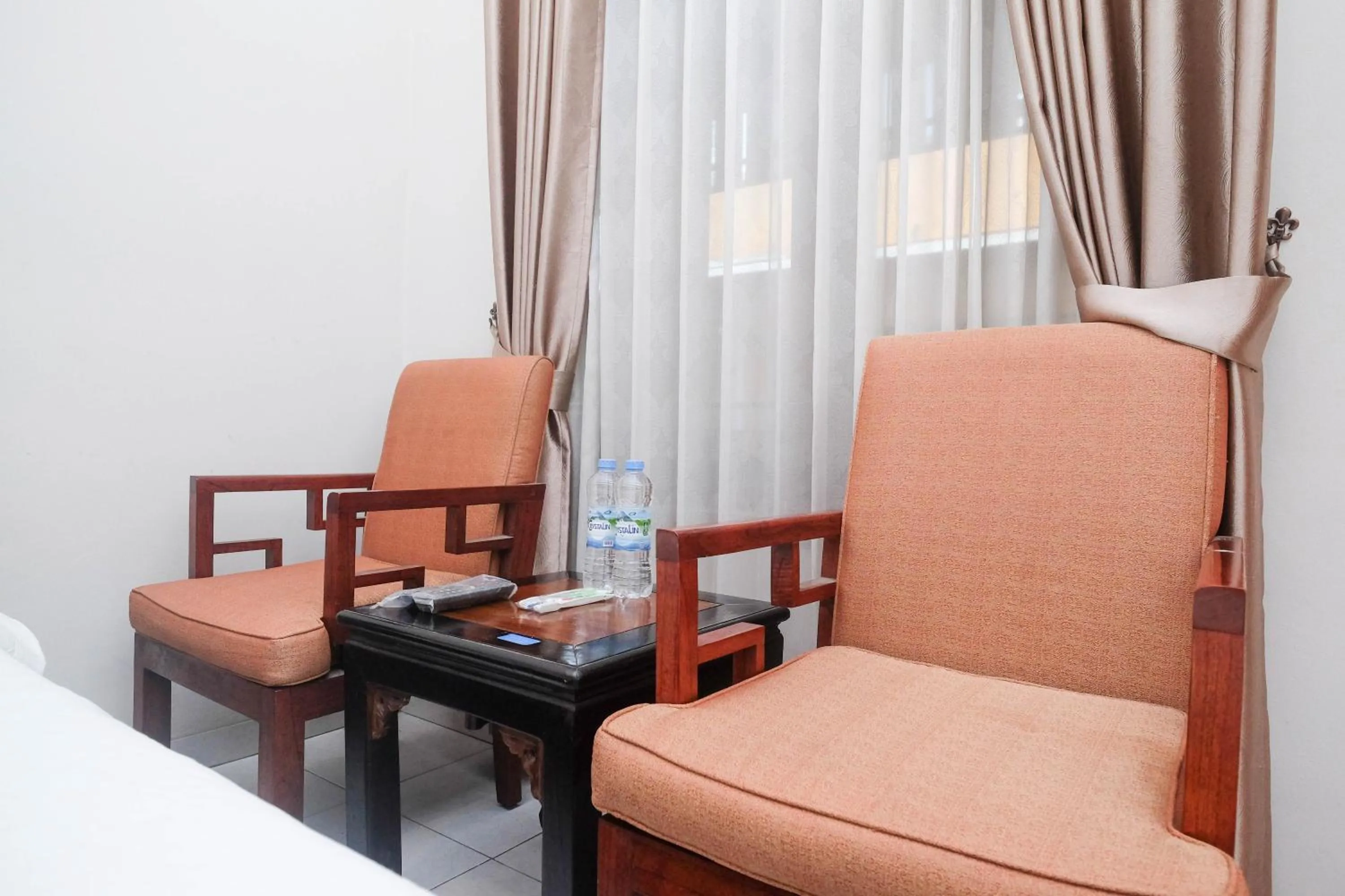 Seating area in Urbanview Syariah Wisma Wongso Borobudur