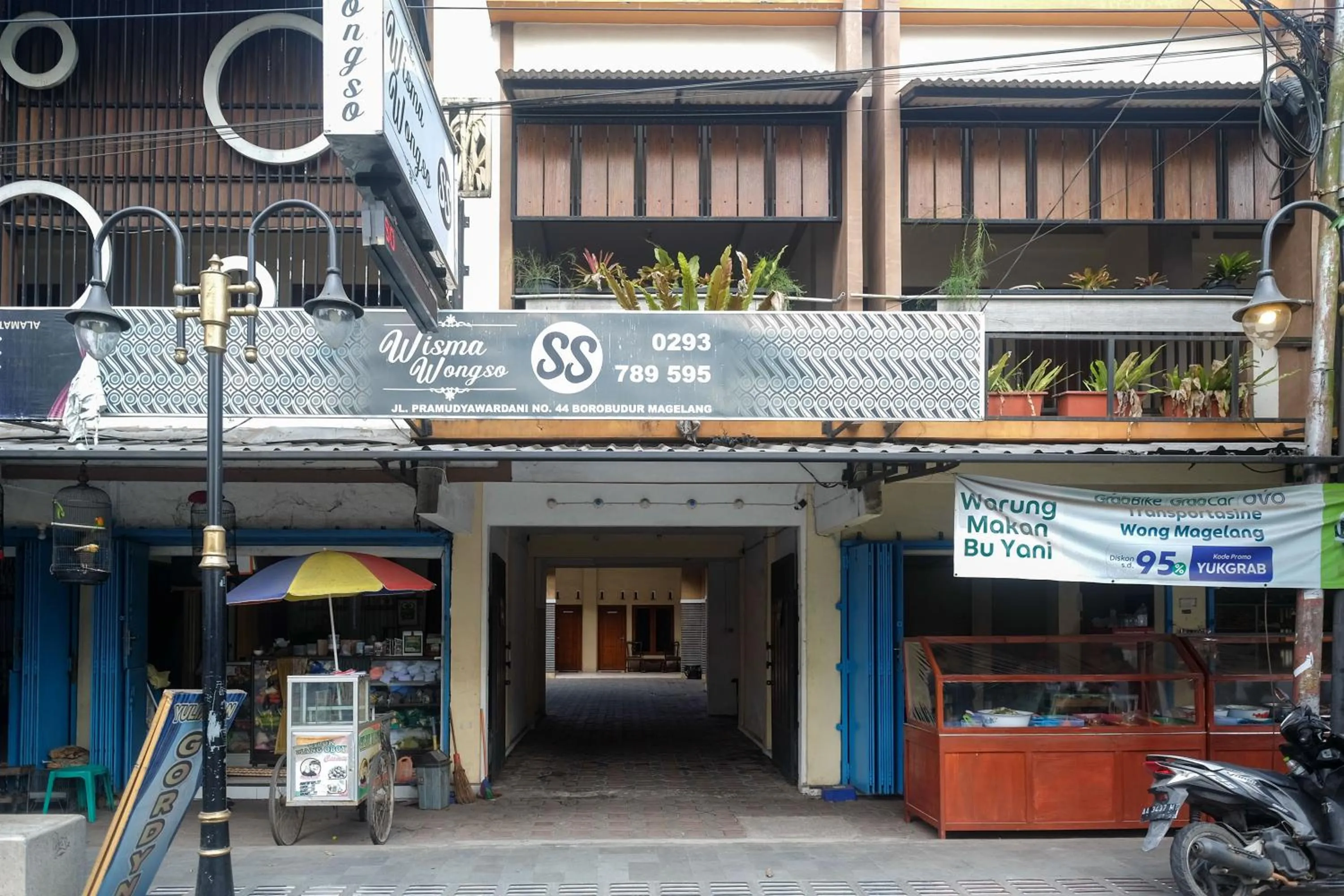 Facade/entrance in Urbanview Syariah Wisma Wongso Borobudur