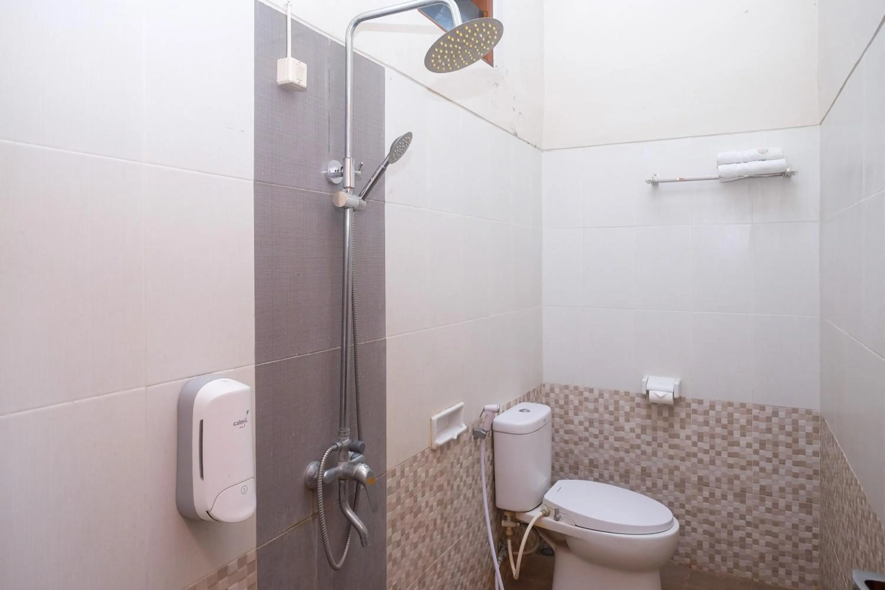 Shower in Urbanview Syariah Wisma Wongso Borobudur