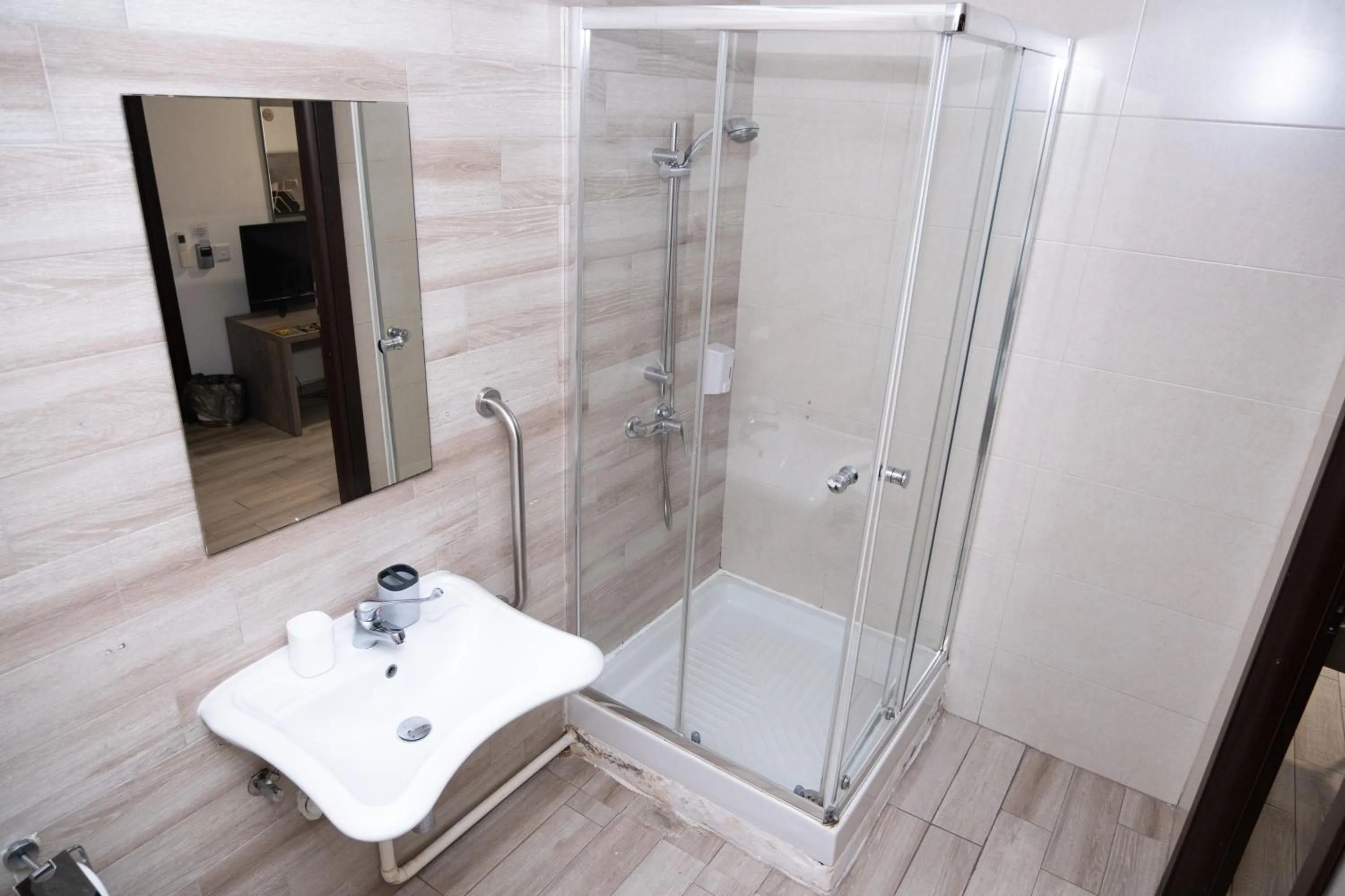 Shower in Napoli Suites Studios Aparthotel