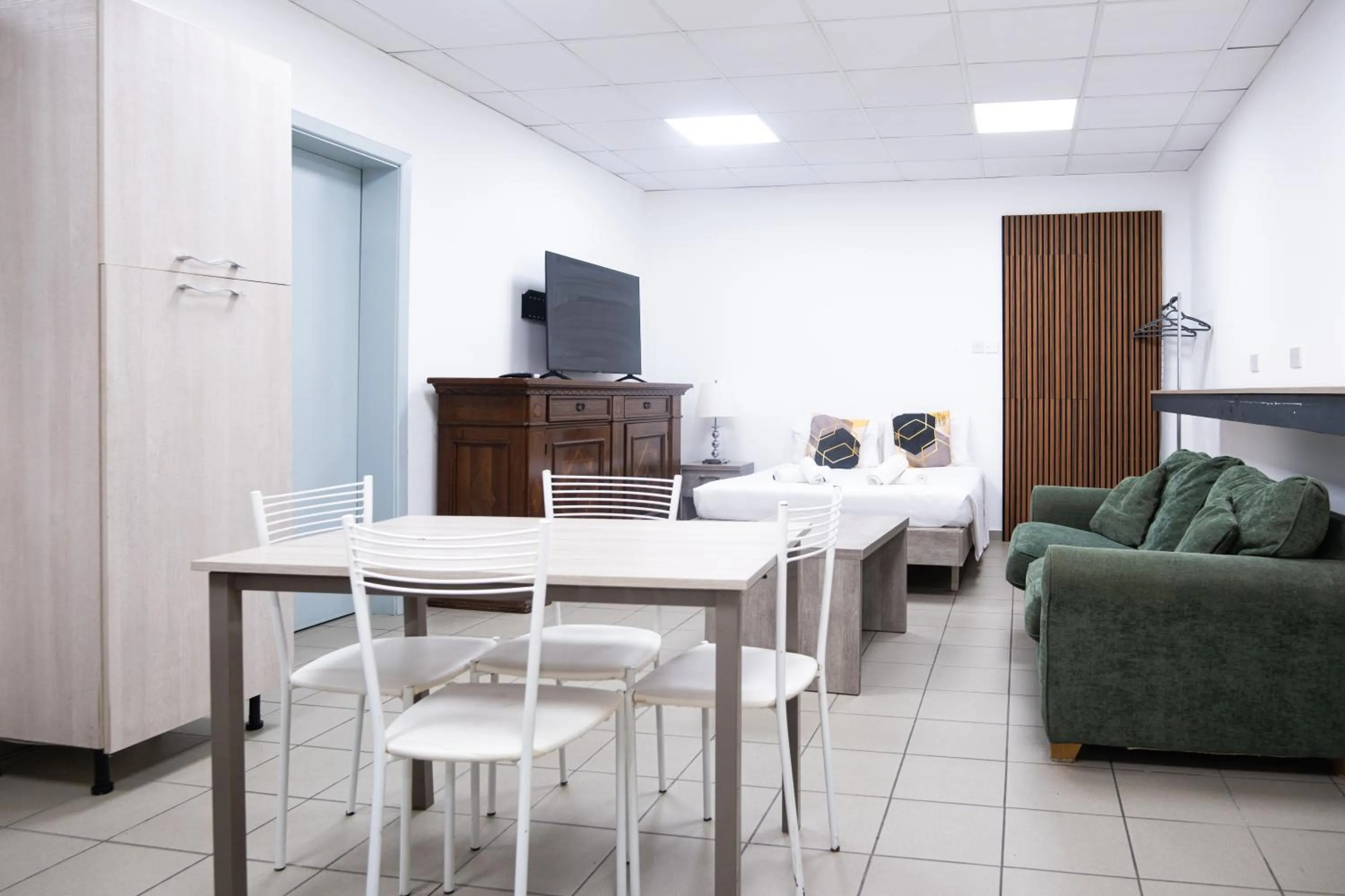 TV and multimedia in Napoli Suites Studios Aparthotel