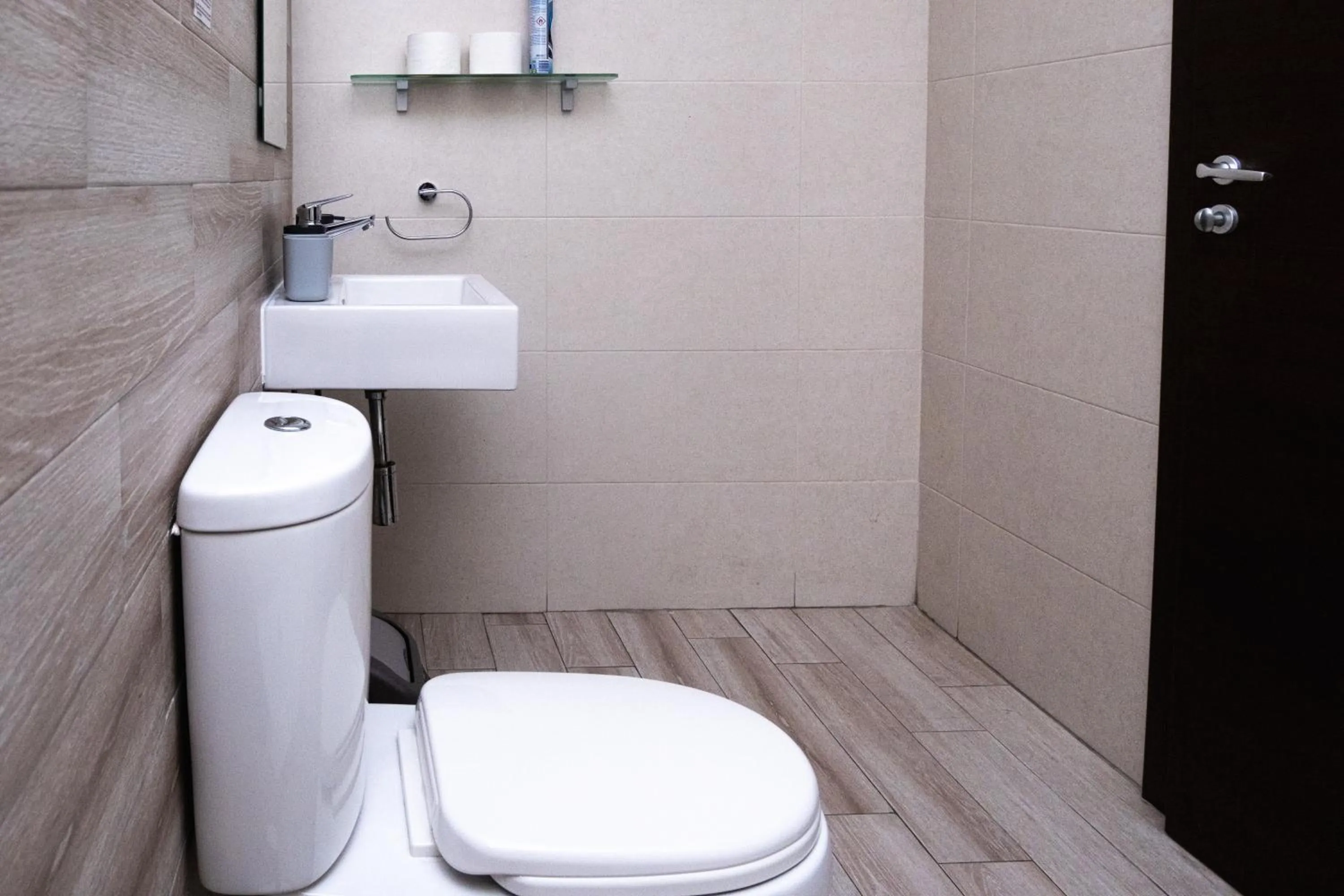 Toilet in Napoli Suites Studios Aparthotel