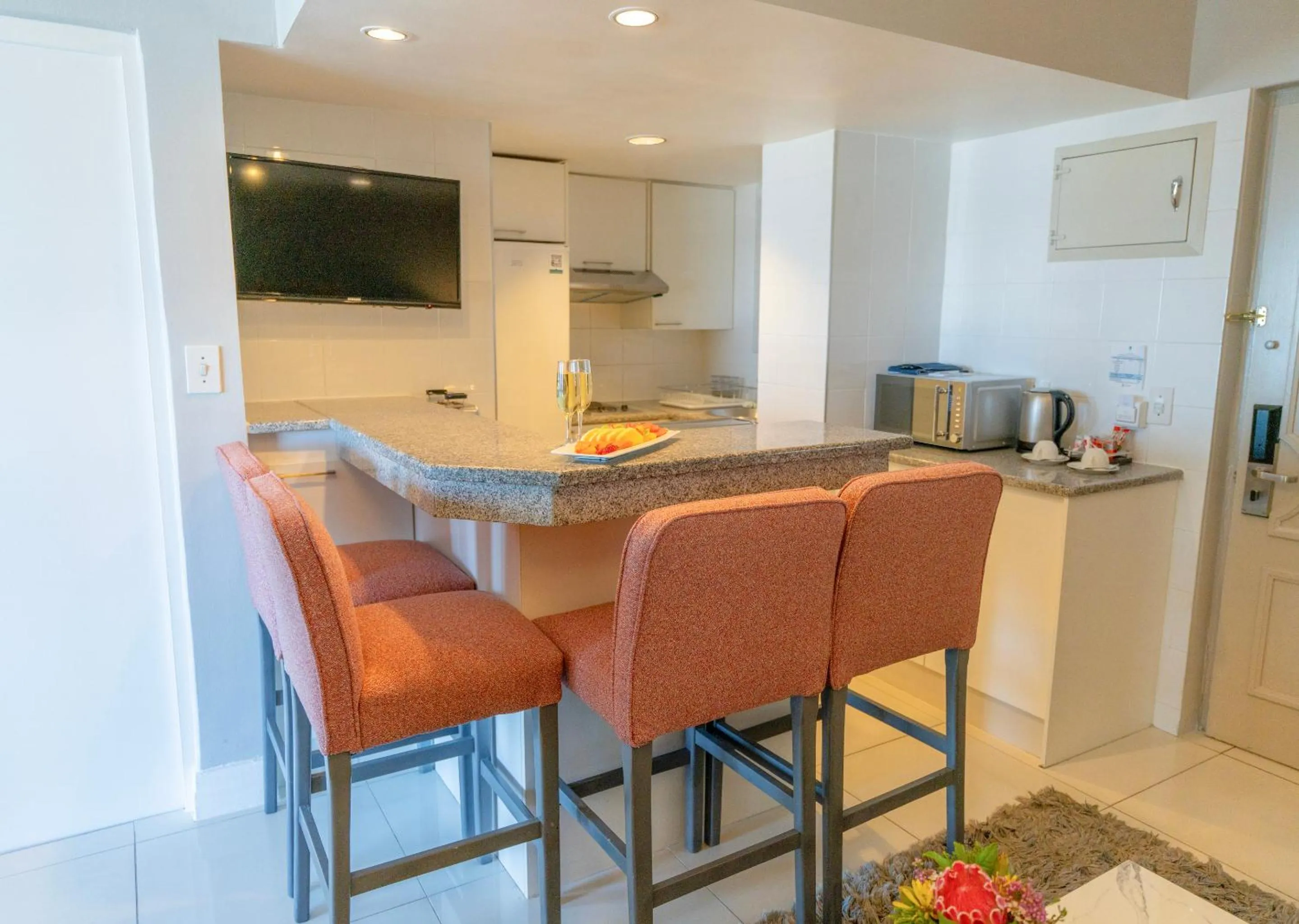 TV and multimedia in Peninsula All Suite Hotel by Dream Resorts