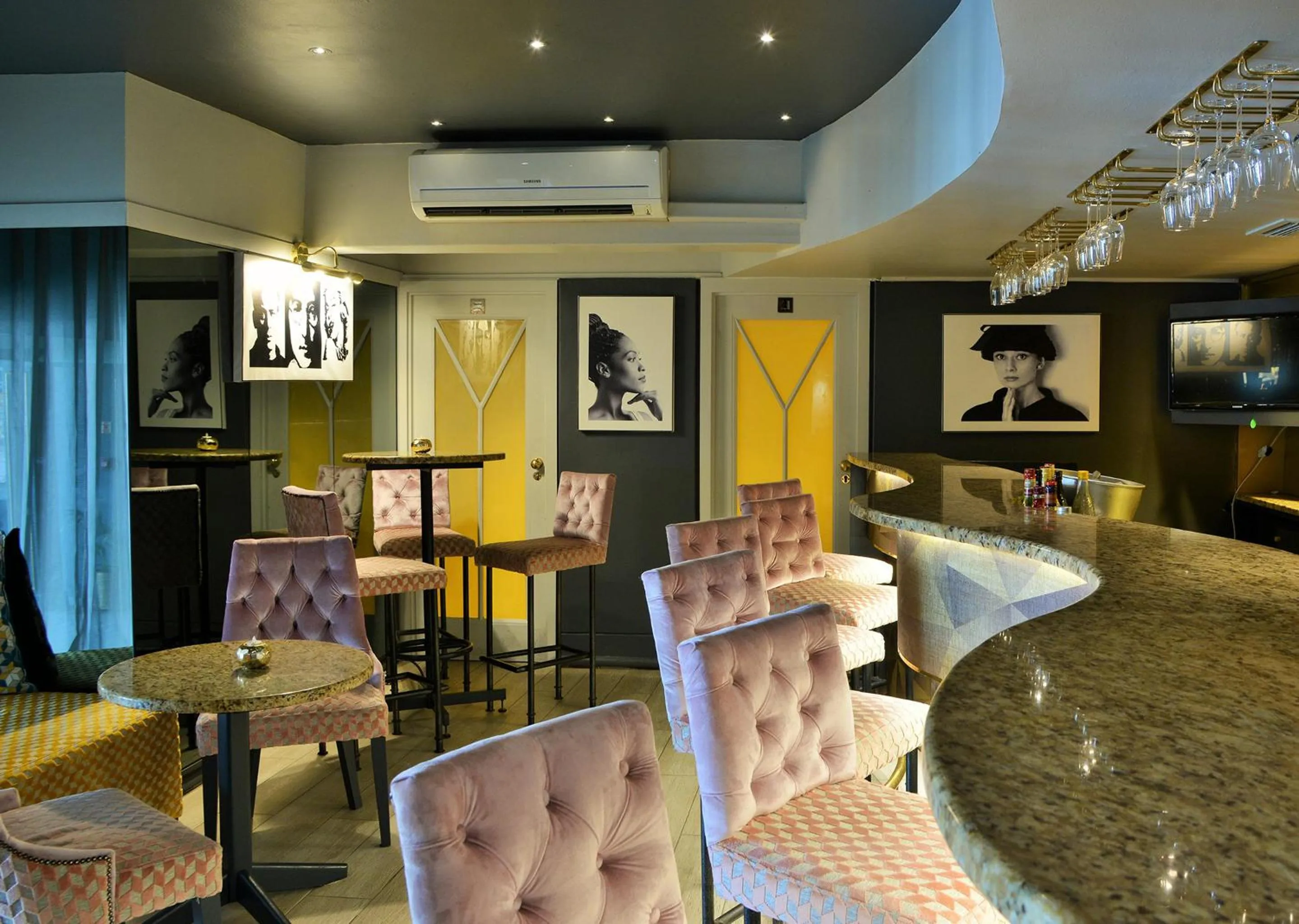 TV and multimedia in Peninsula All Suite Hotel by Dream Resorts