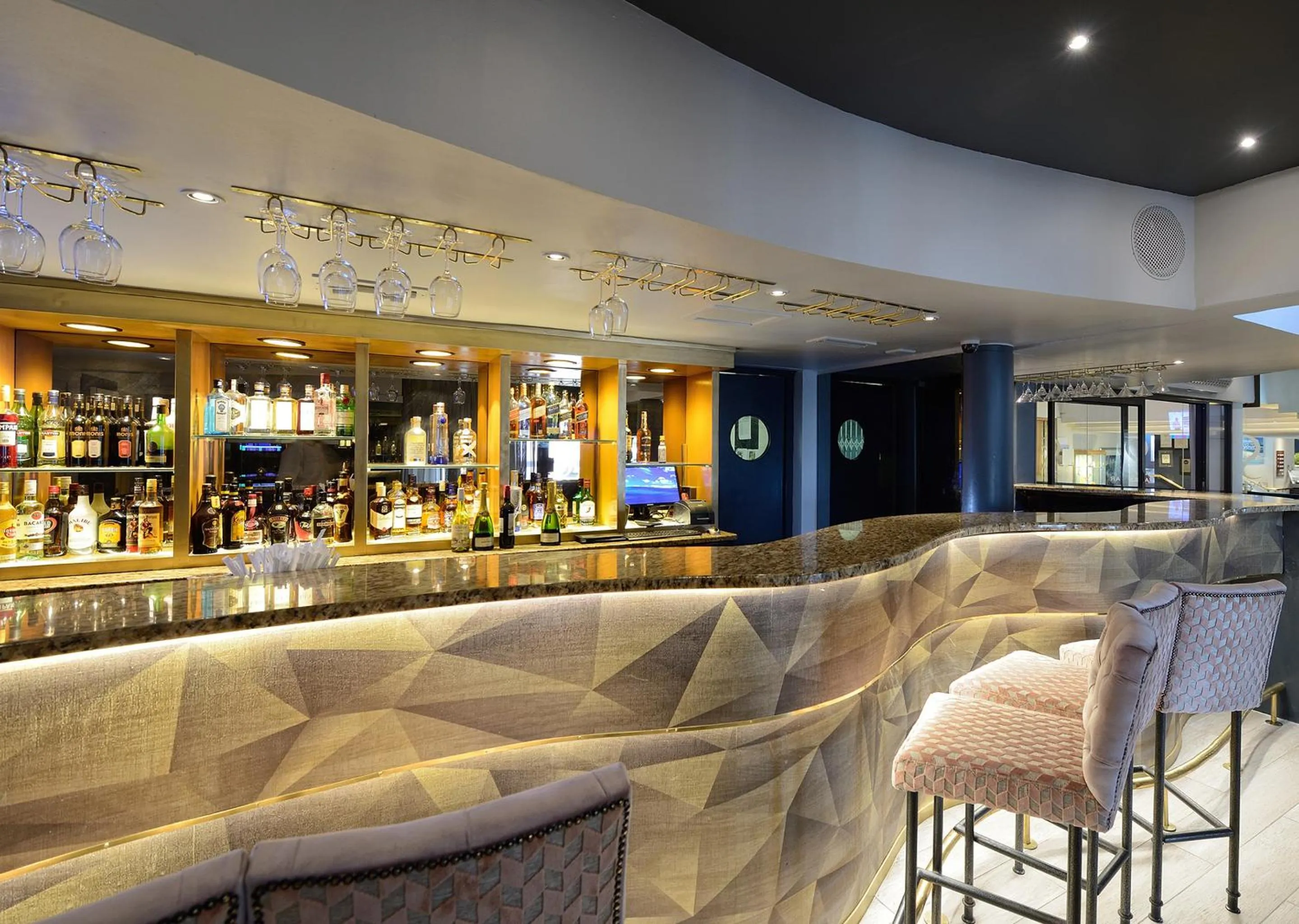 Lounge or bar in Peninsula All Suite Hotel by Dream Resorts