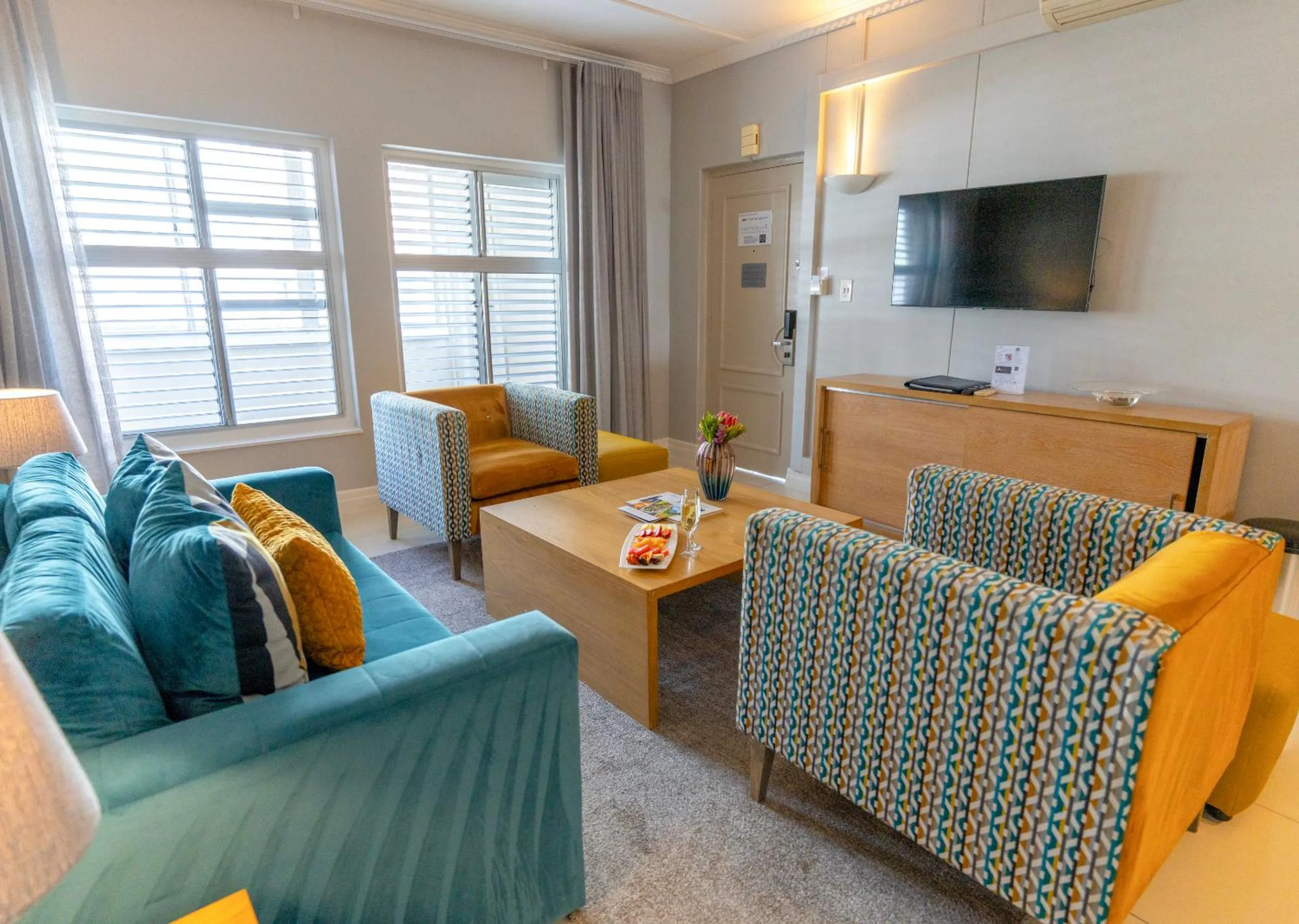 Communal lounge/ TV room in Peninsula All Suite Hotel by Dream Resorts