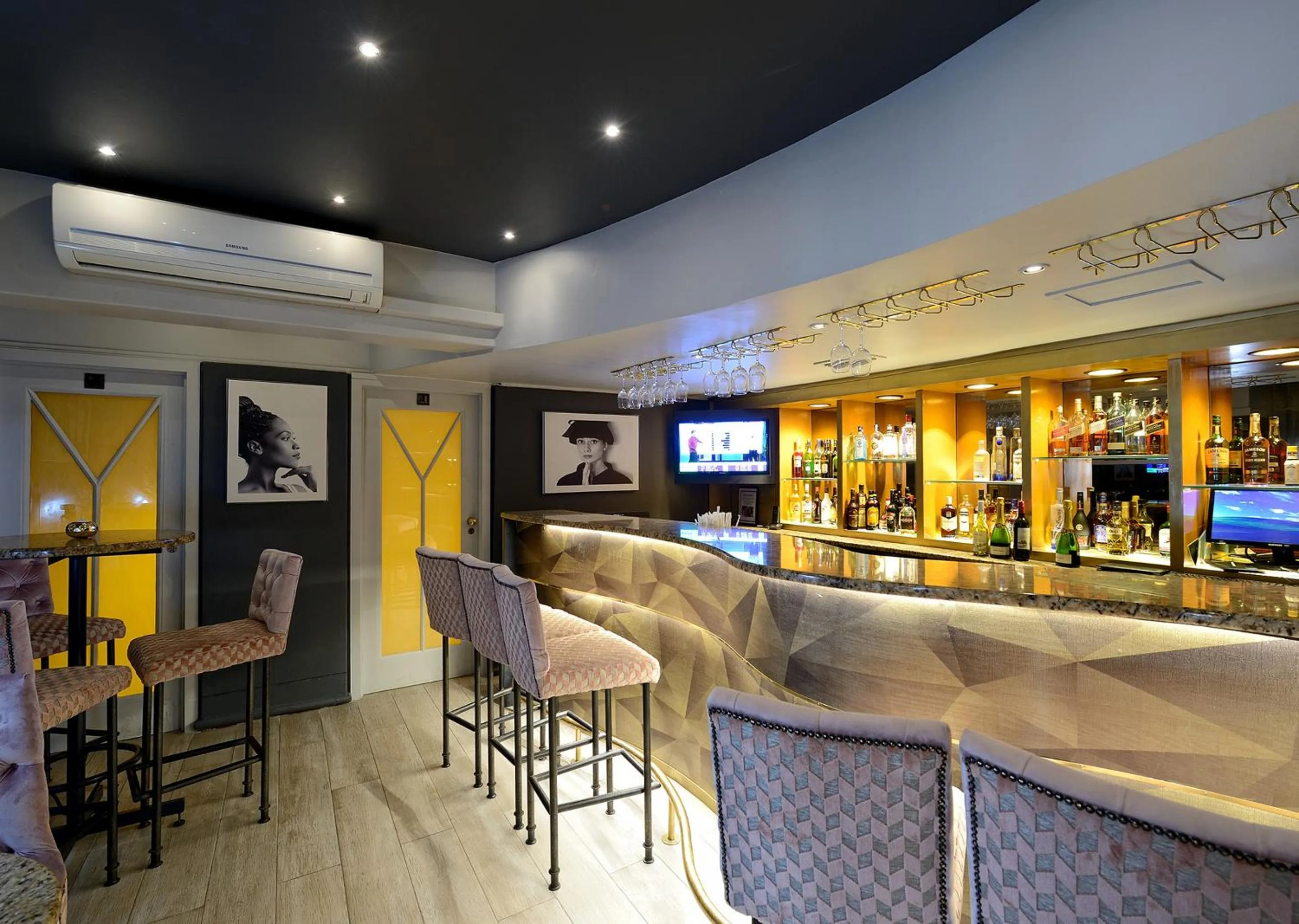 TV and multimedia in Peninsula All Suite Hotel by Dream Resorts