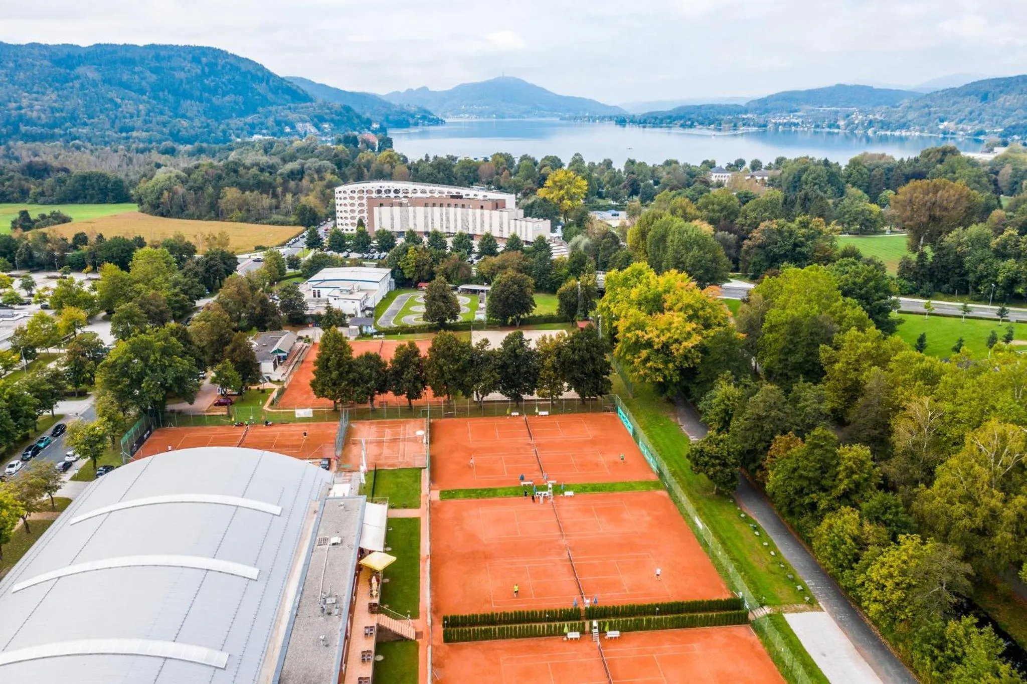 Tennis court in Das Seepark Wörthersee Resort