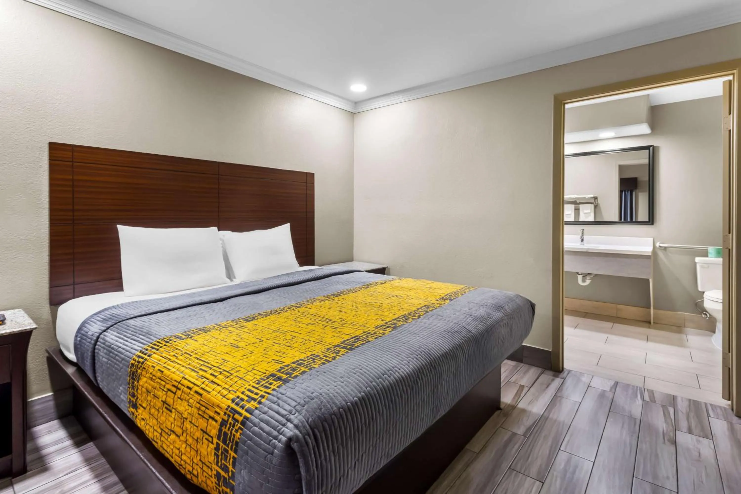 Bedroom, Bed in Americas Best Value Inn Houston Heights at I-45