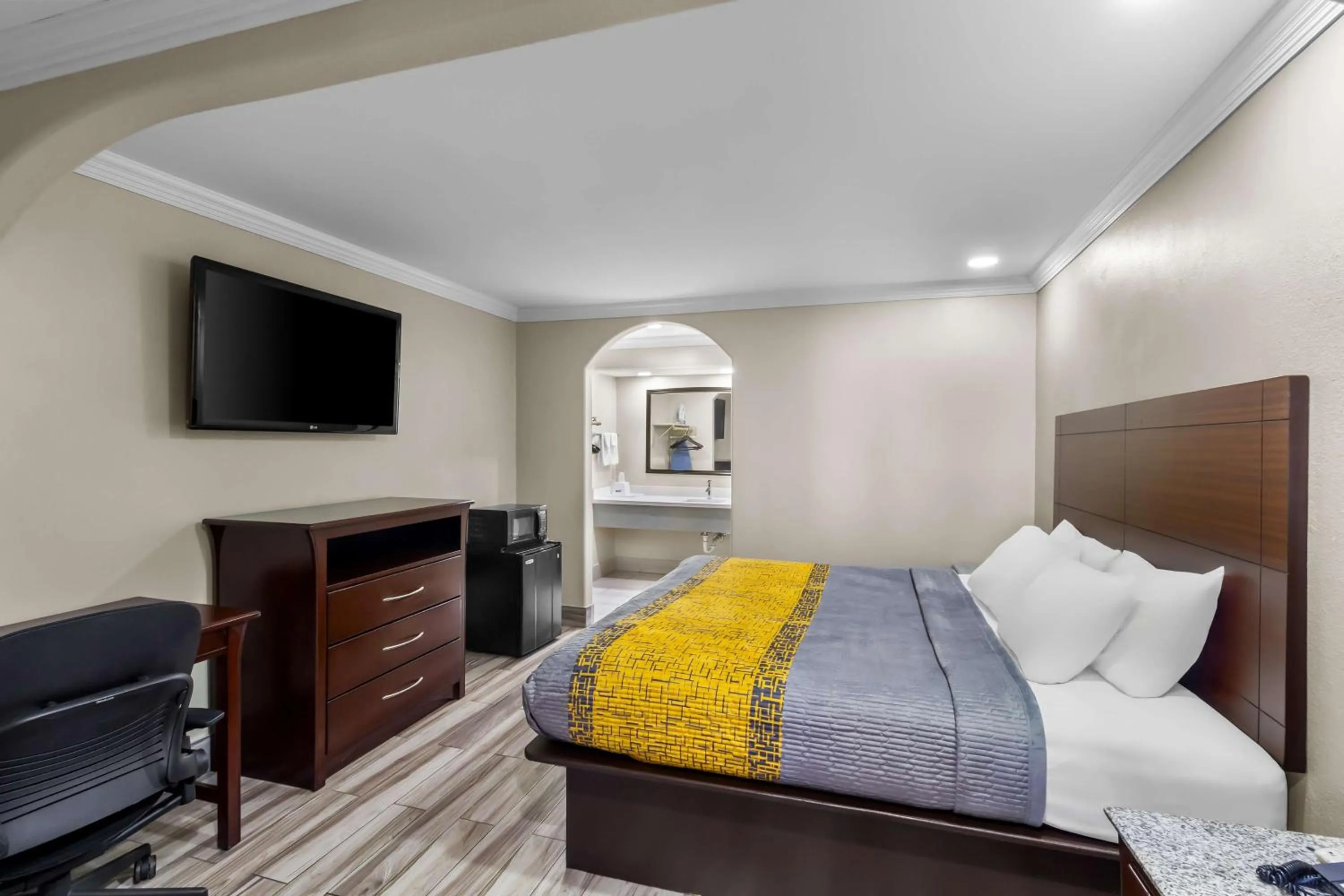 Photo of the whole room, Bed in Americas Best Value Inn Houston Heights at I-45