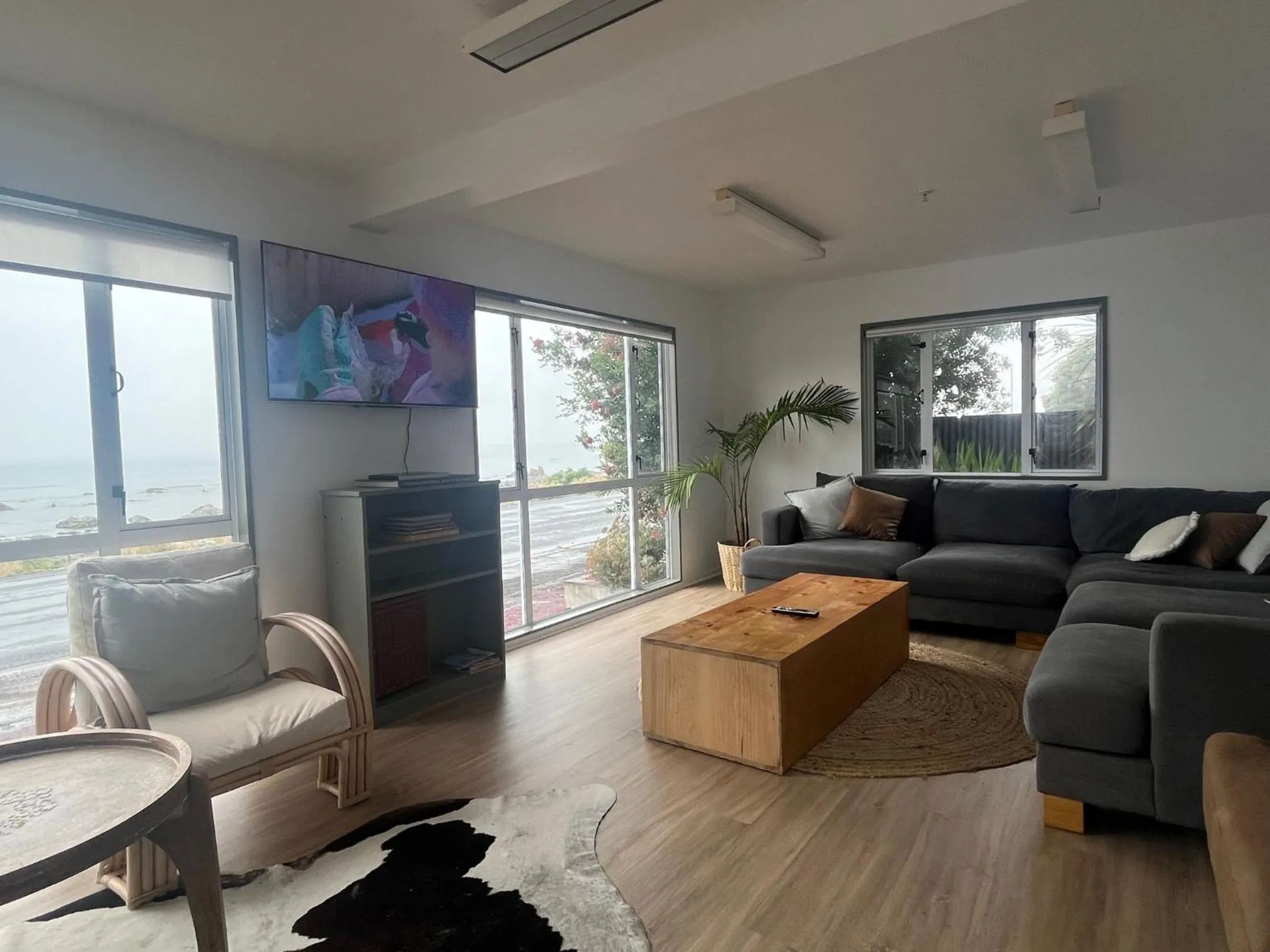 Communal lounge/ TV room in Kaikoura Seaside lodge