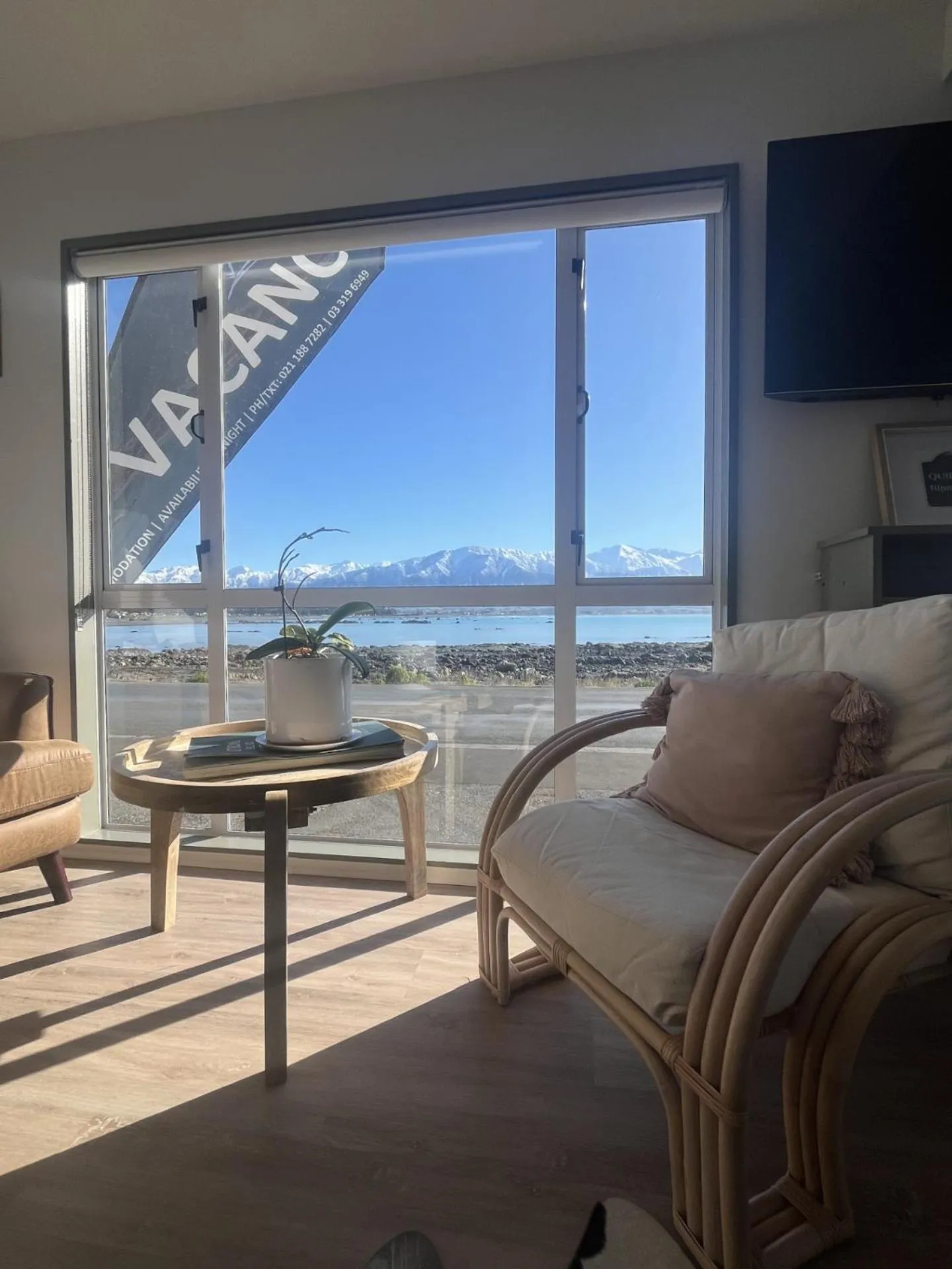 Communal lounge/ TV room in Kaikoura Seaside lodge