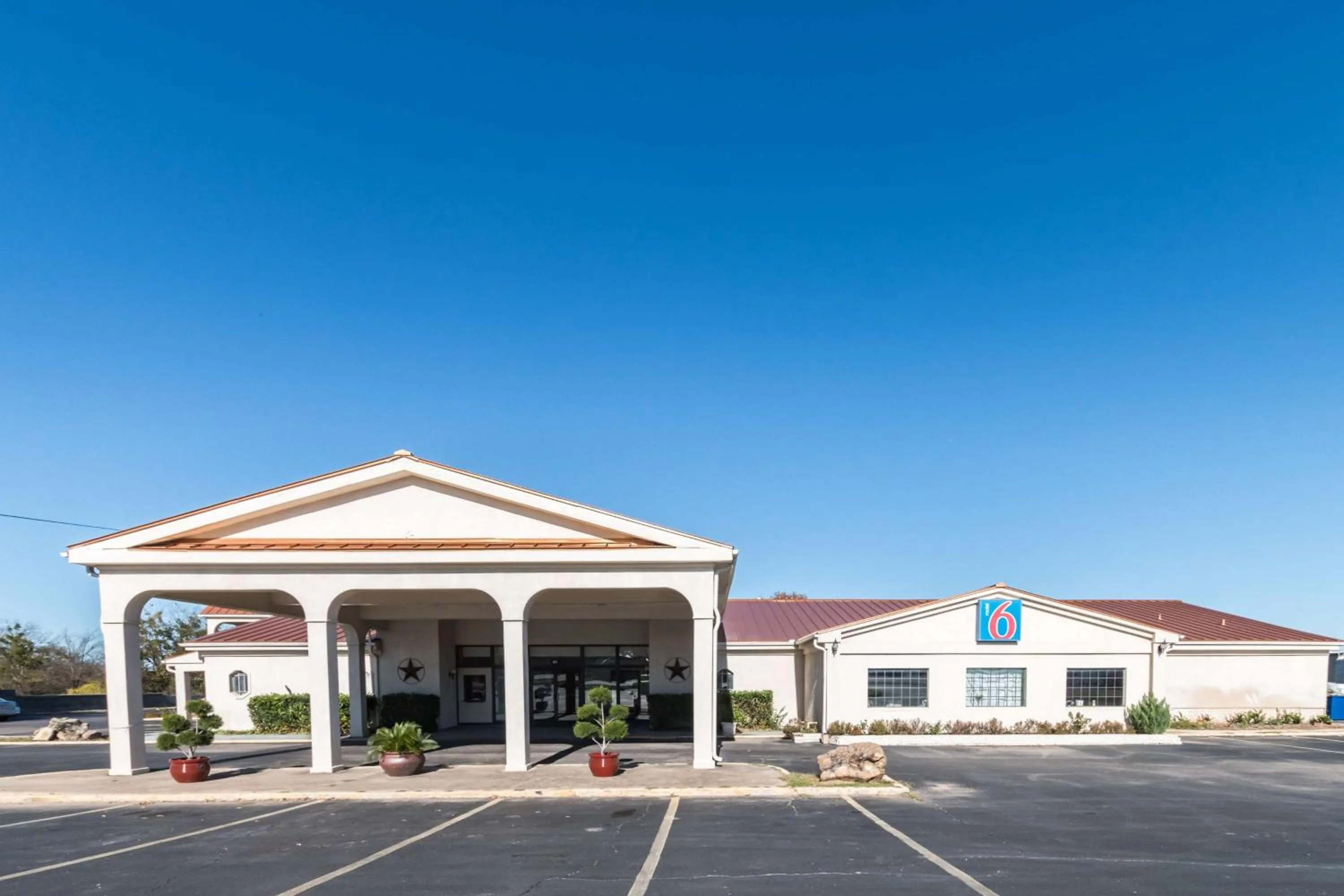 Property building in Motel 6-Stephenville, TX