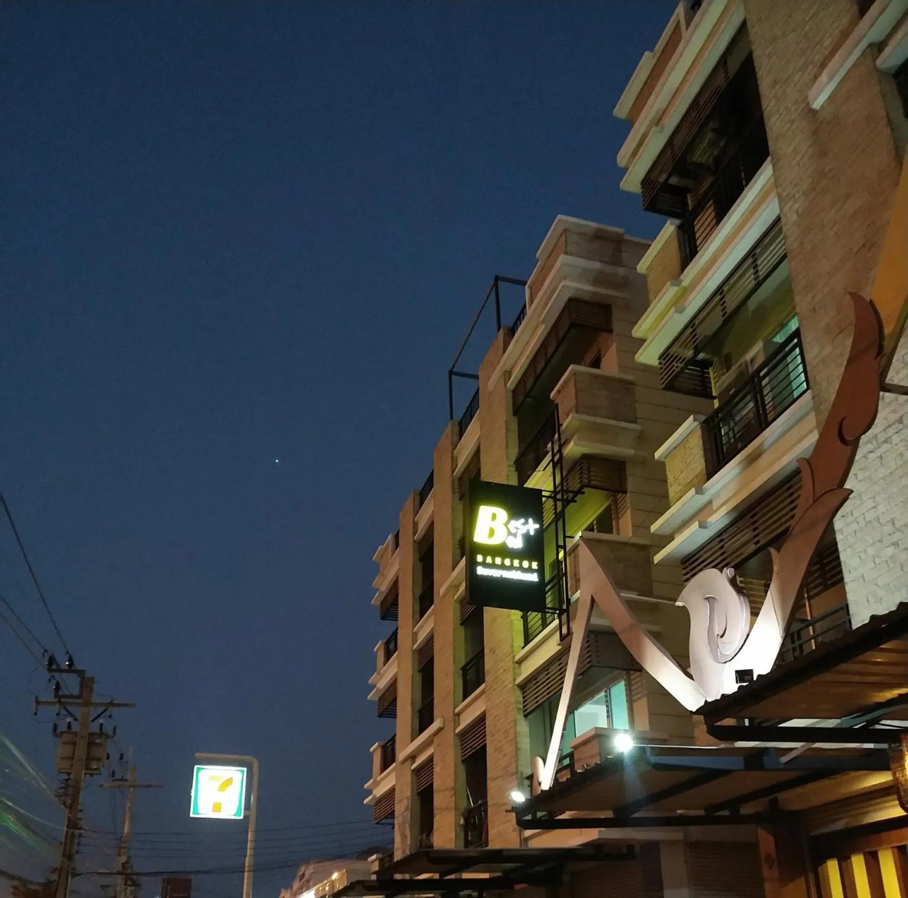 Property building in Best Bed Suvarnabhumi Hostel