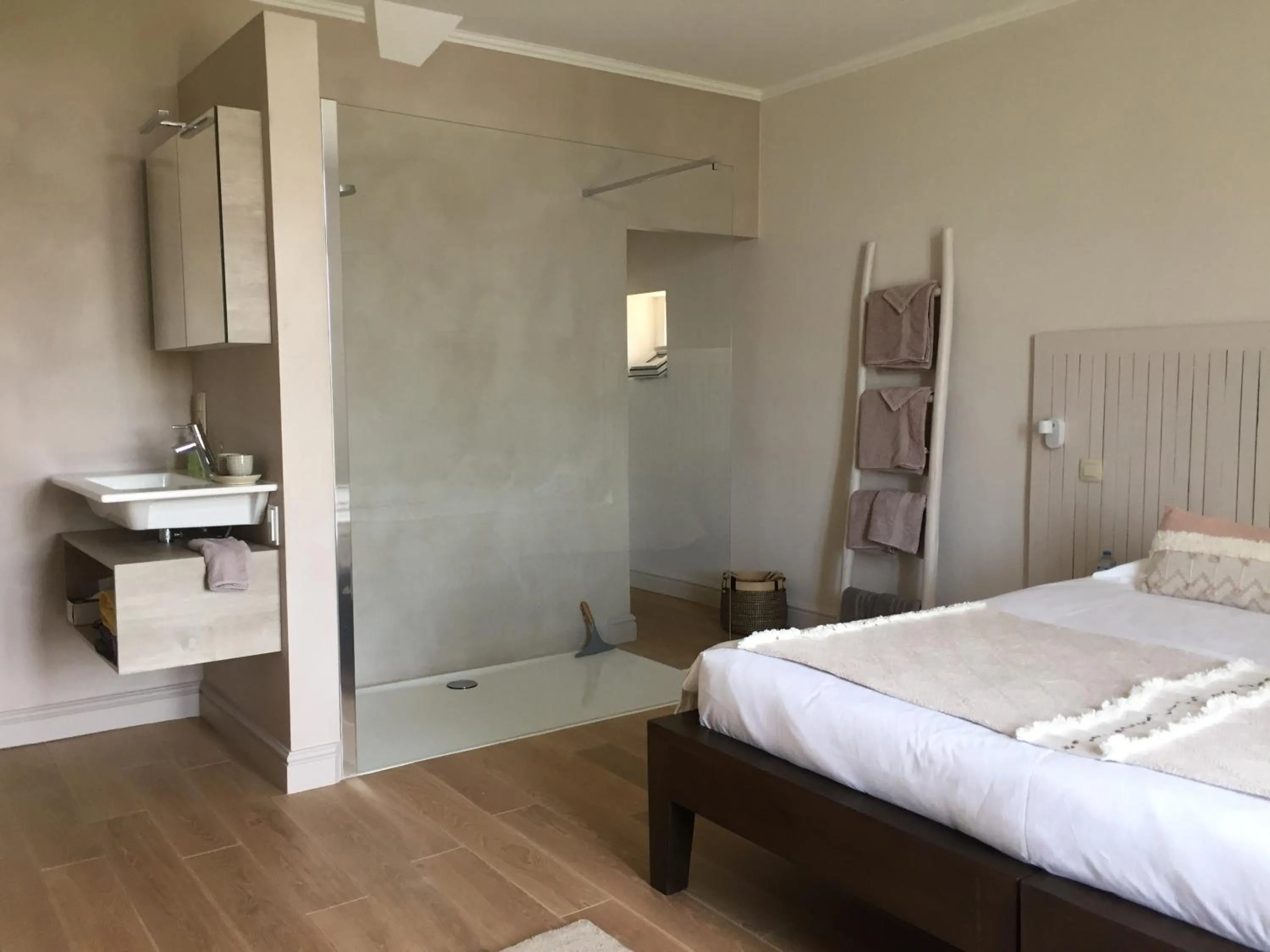 Shower, Bed in B&B La Mirande de Saint-Clar