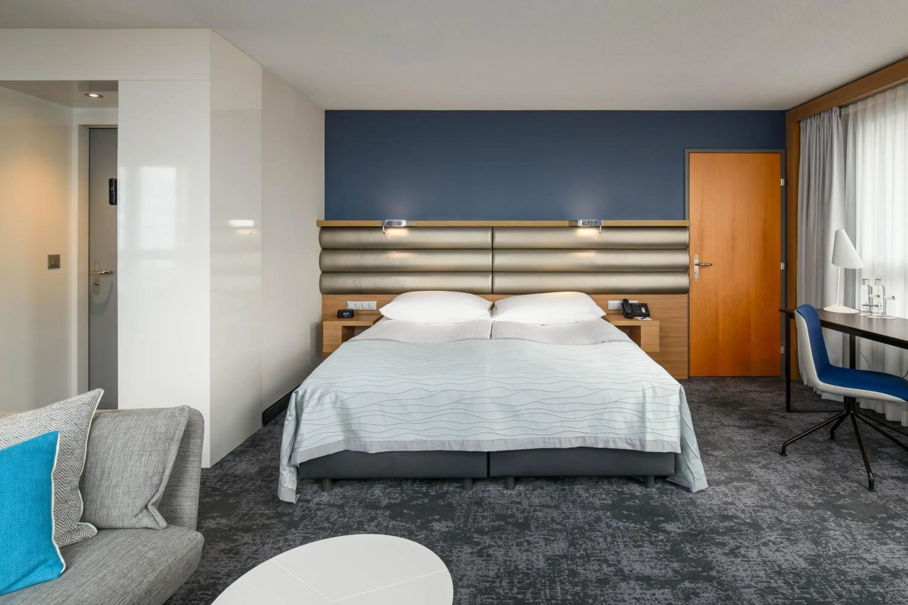 Photo of the whole room, Bed in Mövenpick Hotel Lausanne